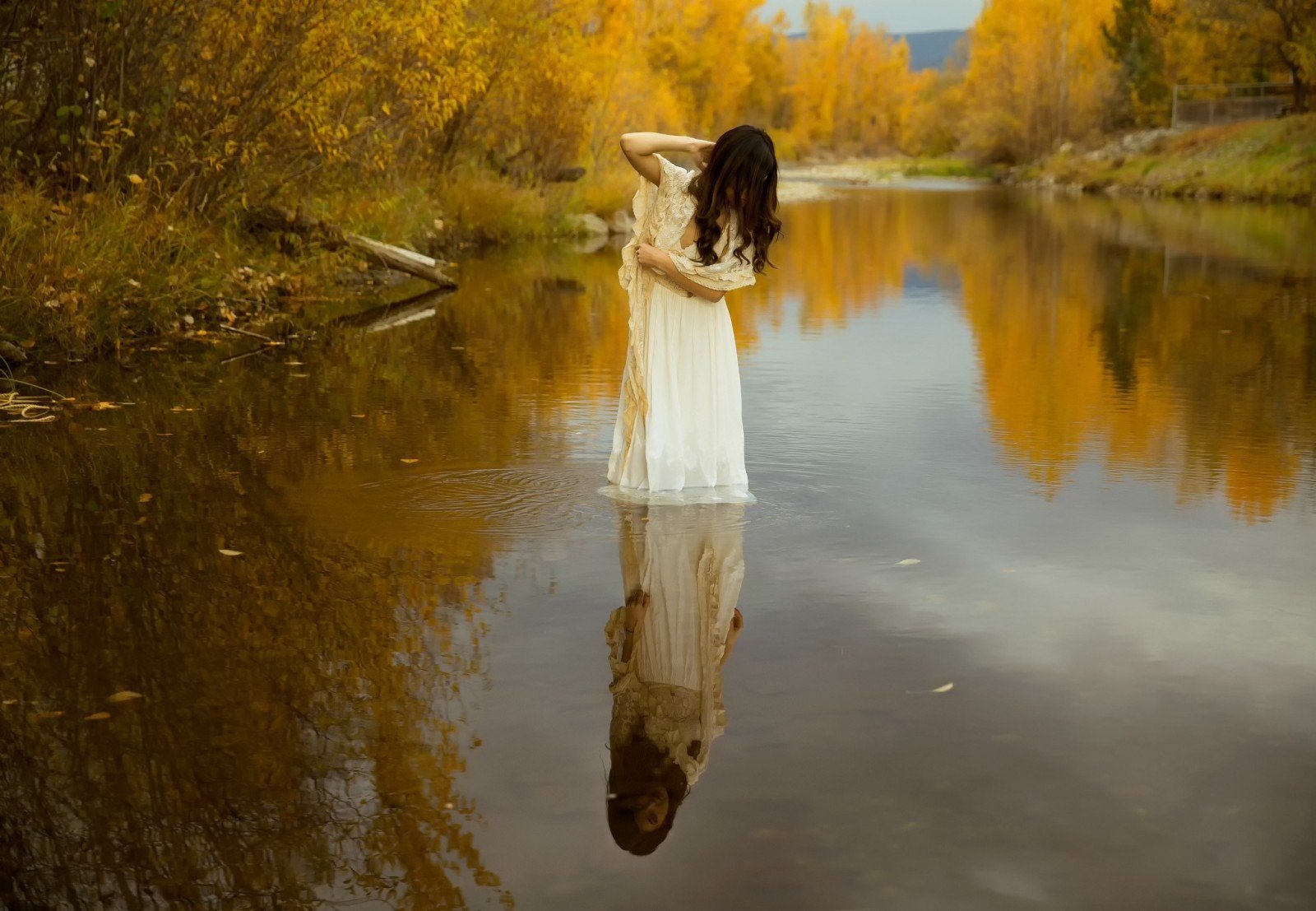 Девушка у реки. Девушка в воде. Отражение девушки в воде. Осенние фотосет на берегу реки.