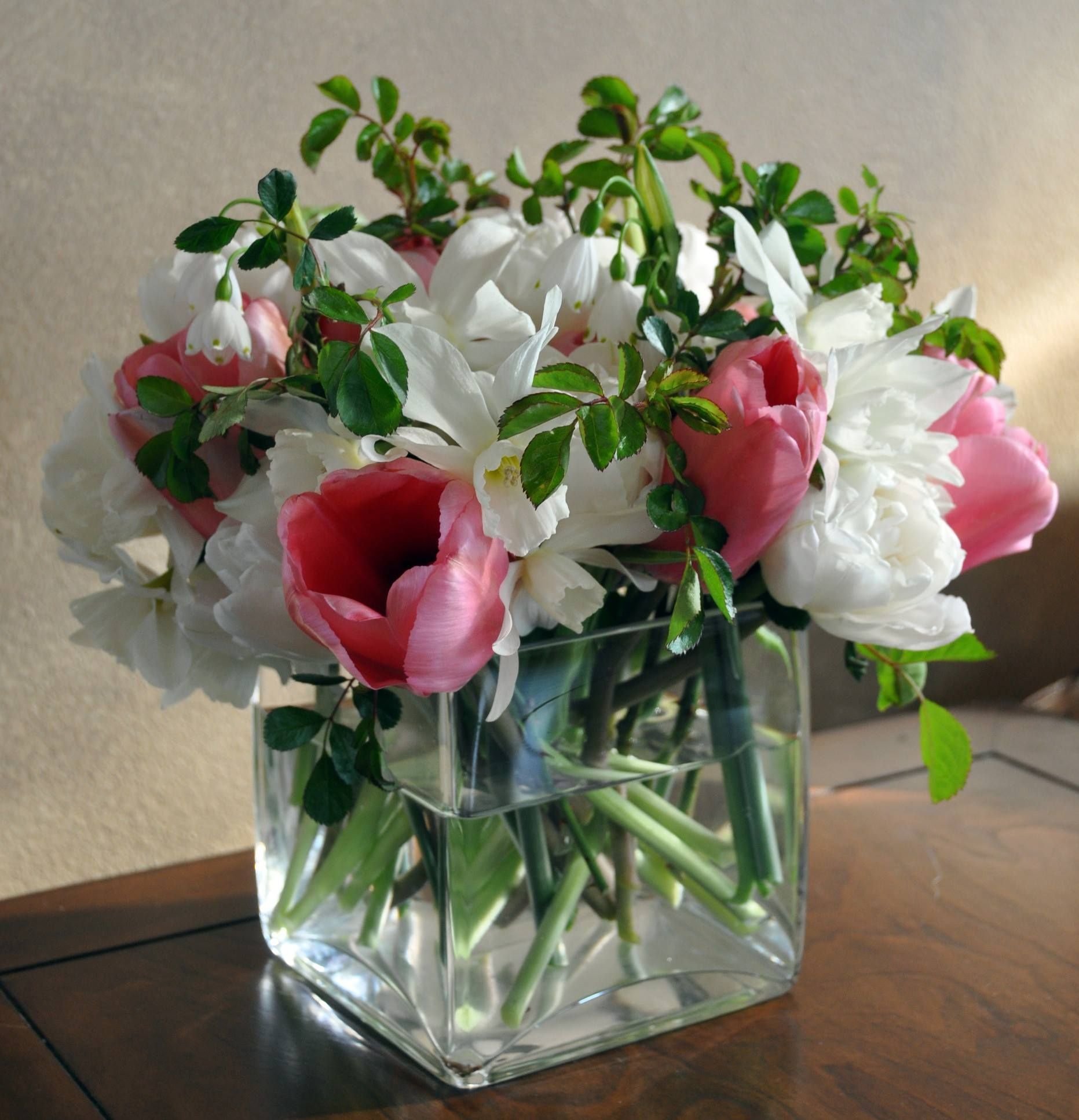 Букет роз в вазе из чешского стекла. Цветы в вазе. Букеты в вазах. Красивый букет в вазе. Красивые цветы в вазах.