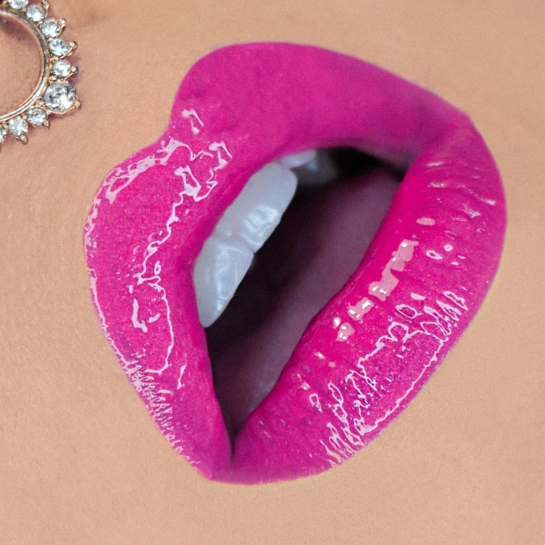 Розовая слюна. Блеск для губ. Розовый блеск для губ. Розовые губы. Розовые блестящие губы.