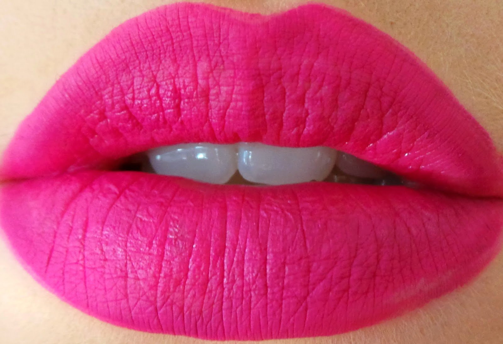 Ярко розовая помада. Яркая помада. Цветные губы. Красивые губы. С чуть черневшимися усиками верхняя губка