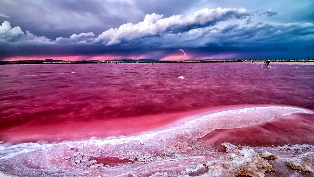 Вода необычные фото. Озеро Ретба Сенегал. Ретба — розовое озеро в Сенегале.. Розовое озеро Хиллер Австралия. Озеро Хиллер (остров Миддл).