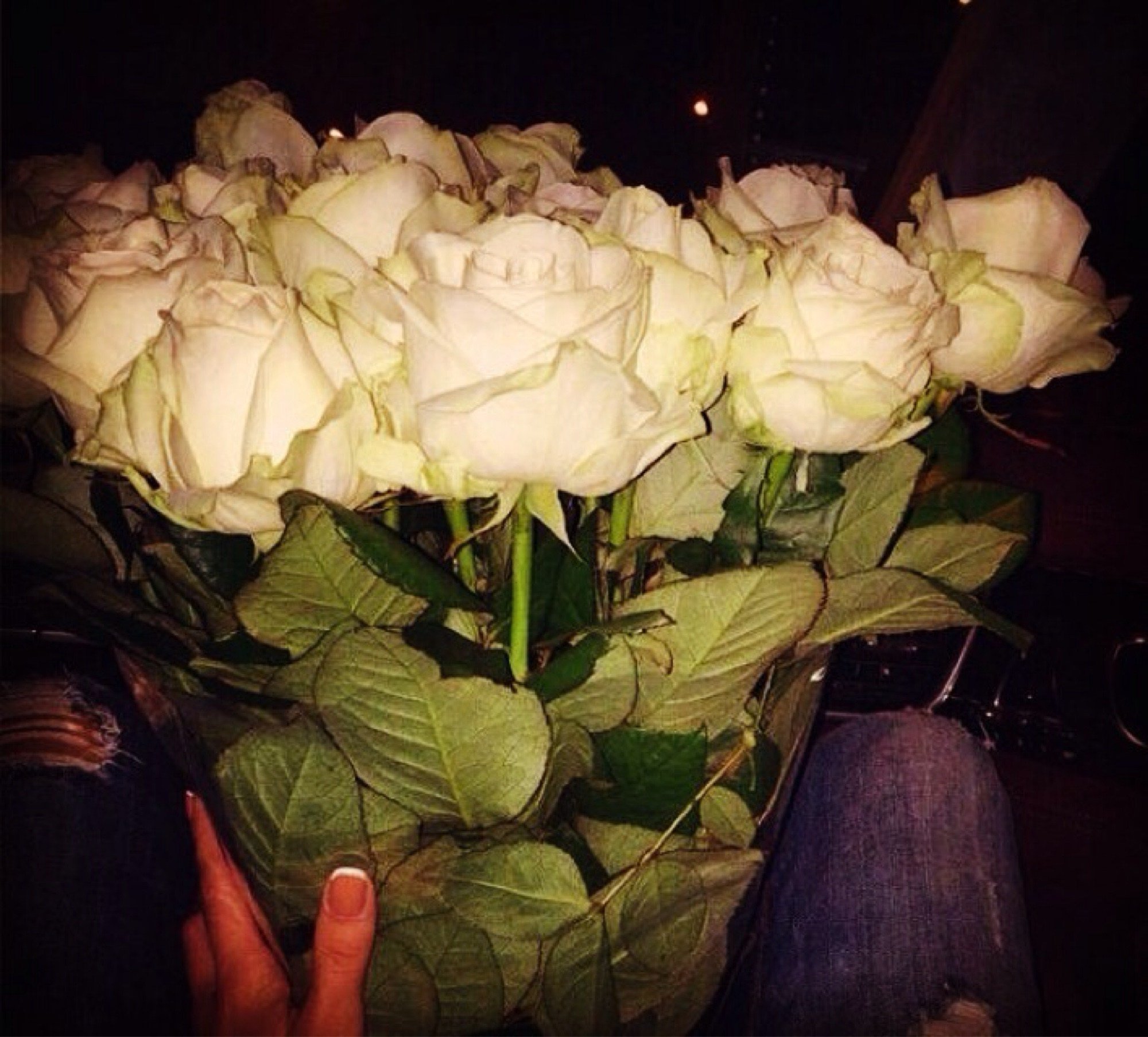 Белые розы в машине. Букет белых роз в машине. Букет цветов дома. Красивый букет дома. Букет цветов фото реальное в руках