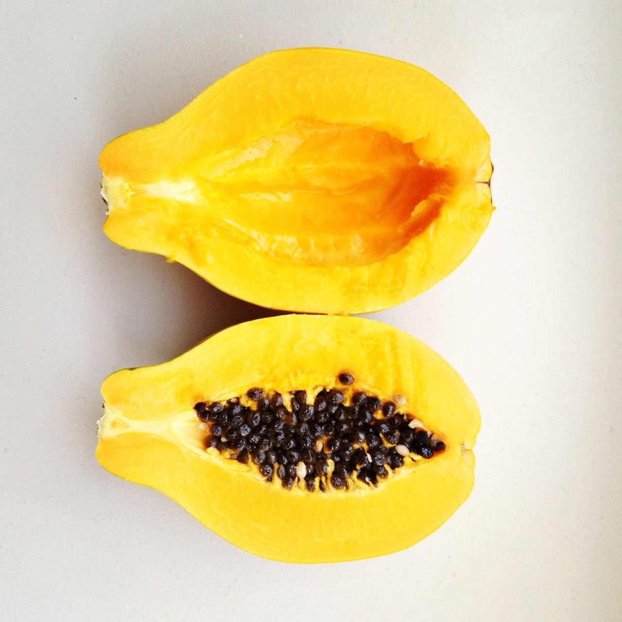 Плод похожий на грушу. Желтый фрукт. Экзотические фрукты желтого цвета. Оранжевый экзотический фрукт. Фрукты с косточками.