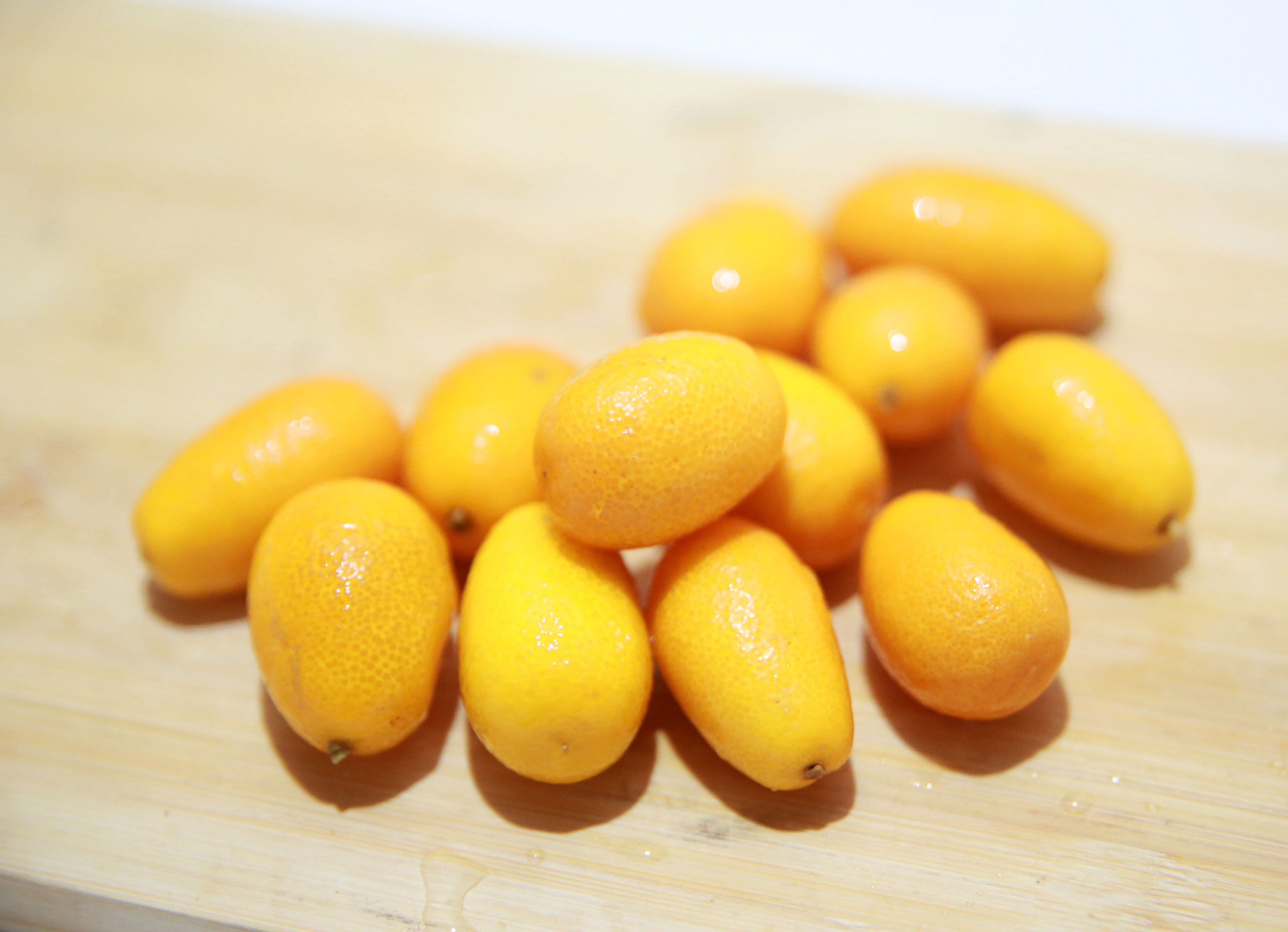 Желтые фрукты названия. Маленький лимон кумкват. Кумкват мандарин. Кумкват оранжевый. Манго кумкват.