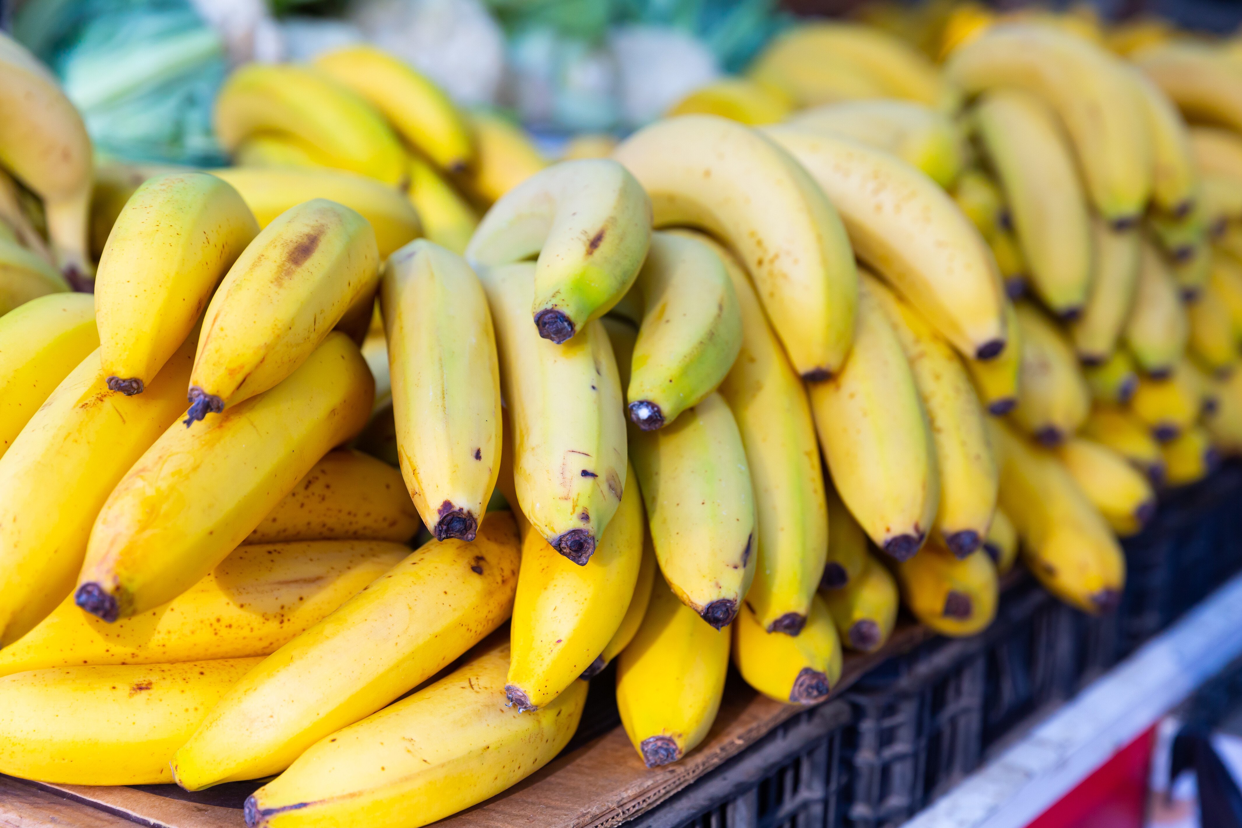 Сколько весит банан без кожуры в среднем. Банан. Оранжевый банан. Большой банан. Банан на столе.