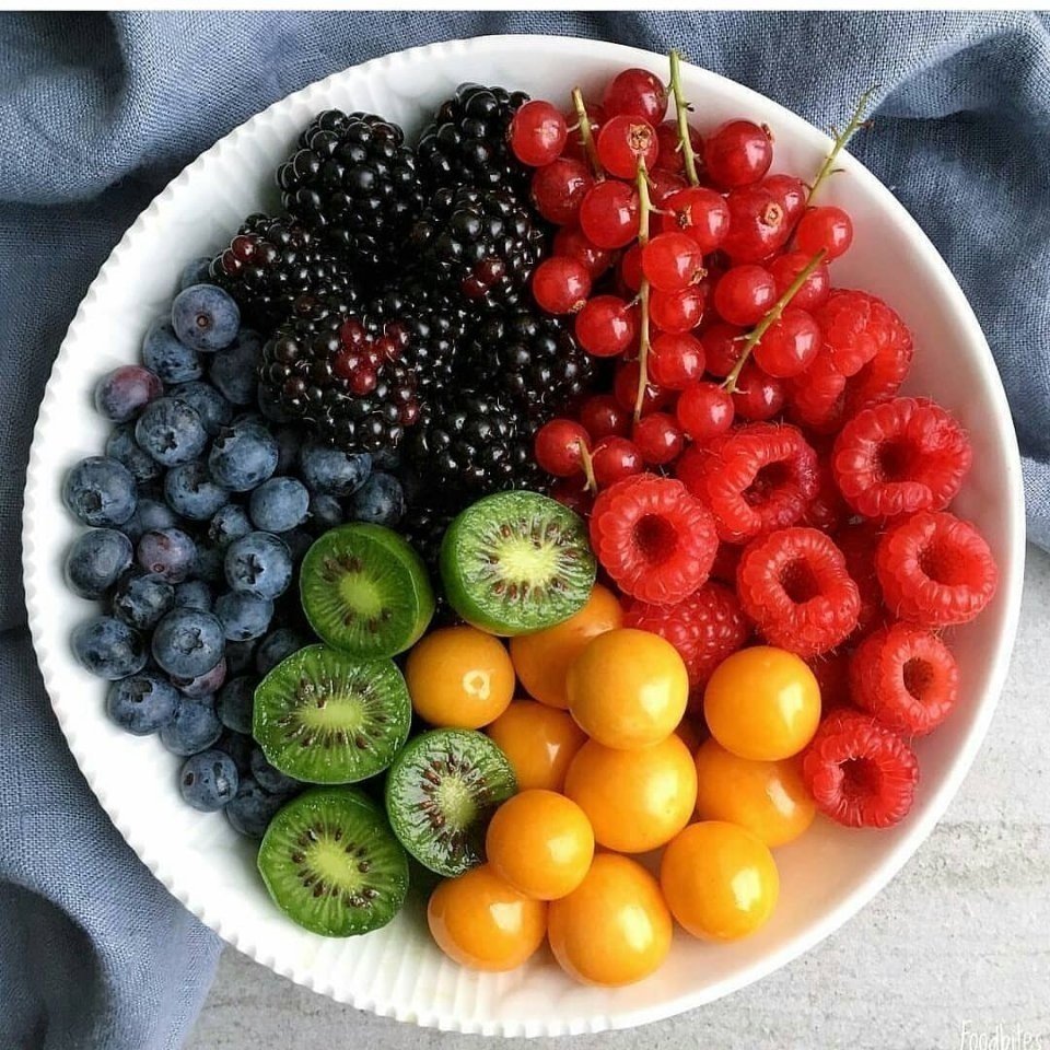 Какие фрукты являются ягодами. Красивые фрукты. Красивые ягоды. Фрукты и ягоды на тарелке. Фруктово Ягодная тарелка.