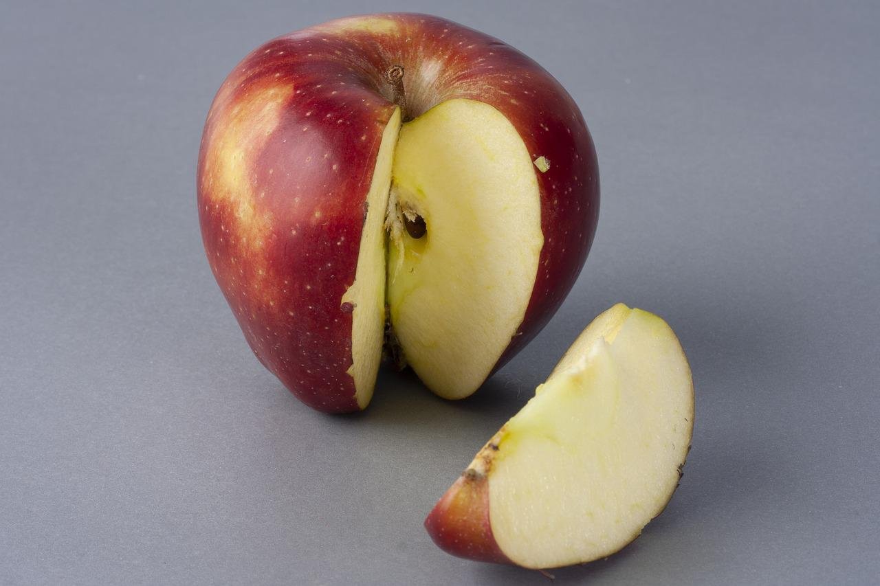 Или кусочек яблока или орешек. Срез яблока. Четверть яблока. Долька яблока. Яблоко в разрезе.