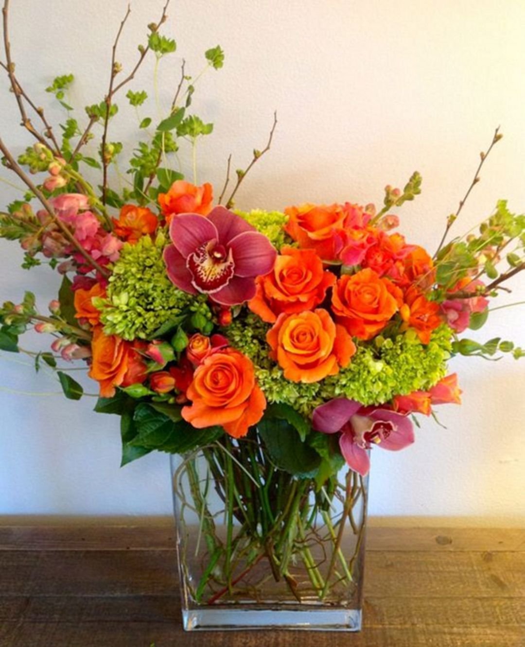 Оранжевые розы в вазе. Цветочная композиция. Букет шикарный. Композиция интерьерная. Флористика букеты.