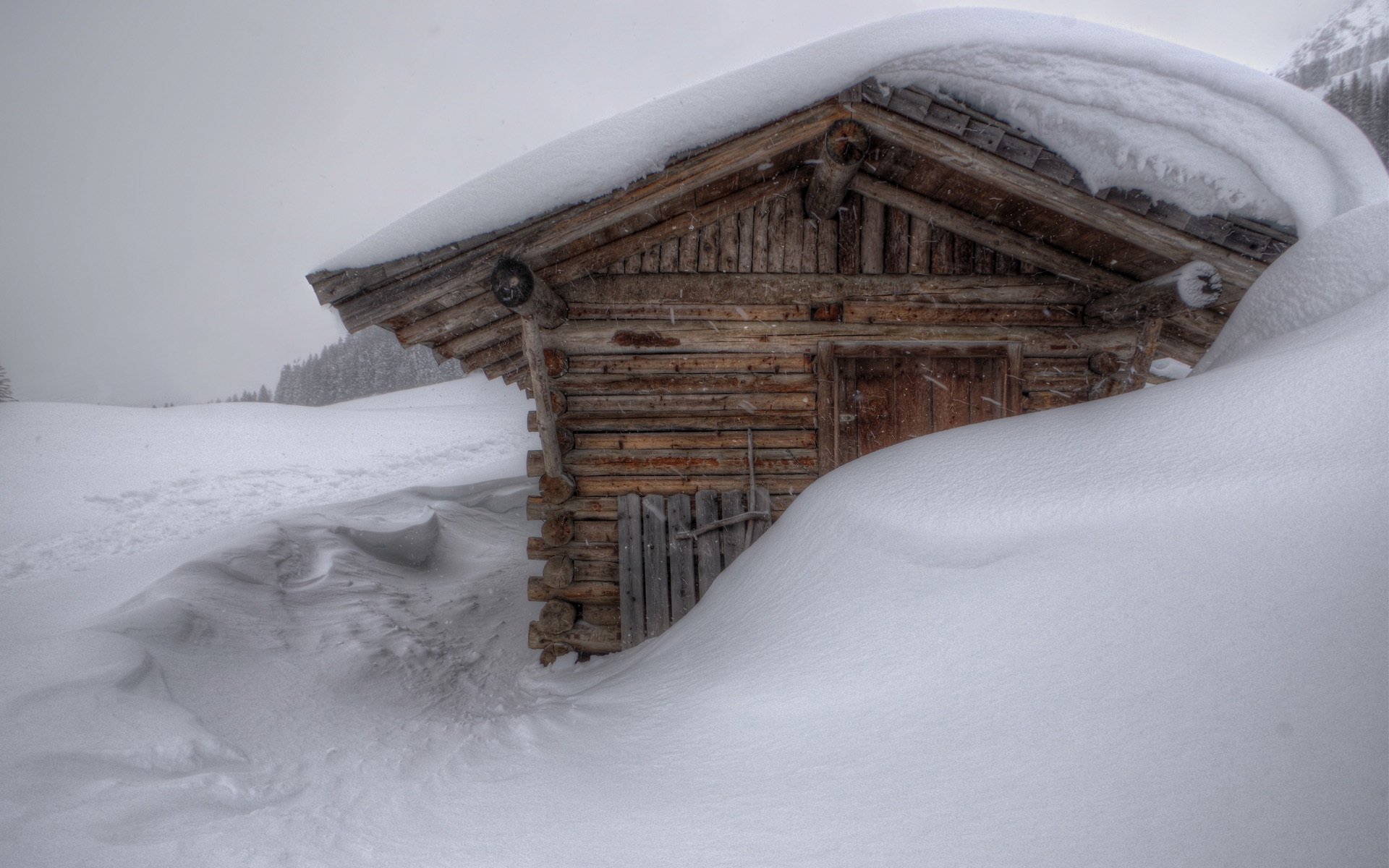 Засыпаны снегом ели. Деревенский домик зимой. Дом занесло снегом. Занесенная снегом избушка. Деревенский домик под снегом.