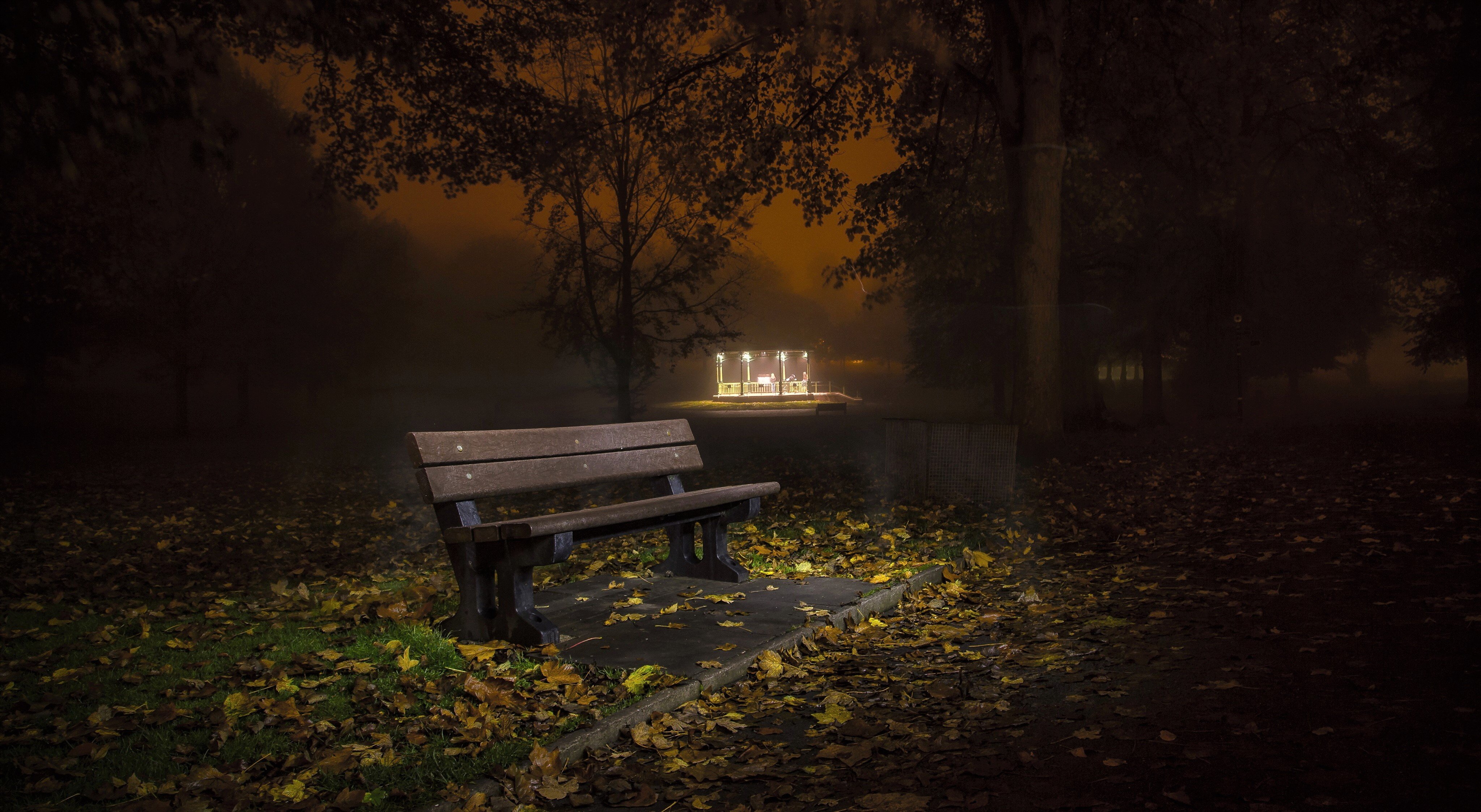 Вечер дождь осенняя. Лавочка в парке вечером. Осенний вечер. Осень ночь. Осень одиночество.