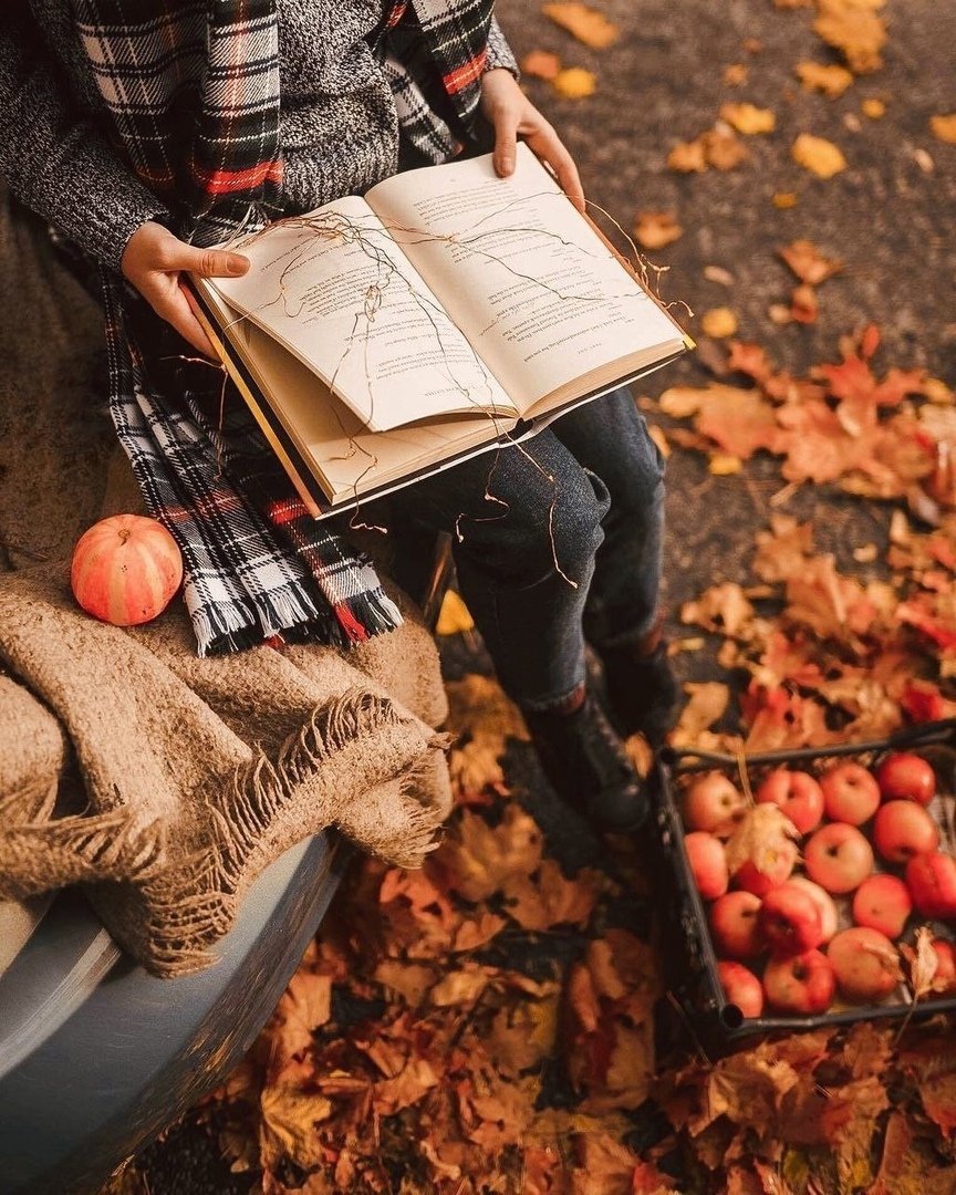 Купить осень книга. Осеннее Вдохновение. Осенняя фотосессия с книгой. Осенняя атмосфера. Осень люди.