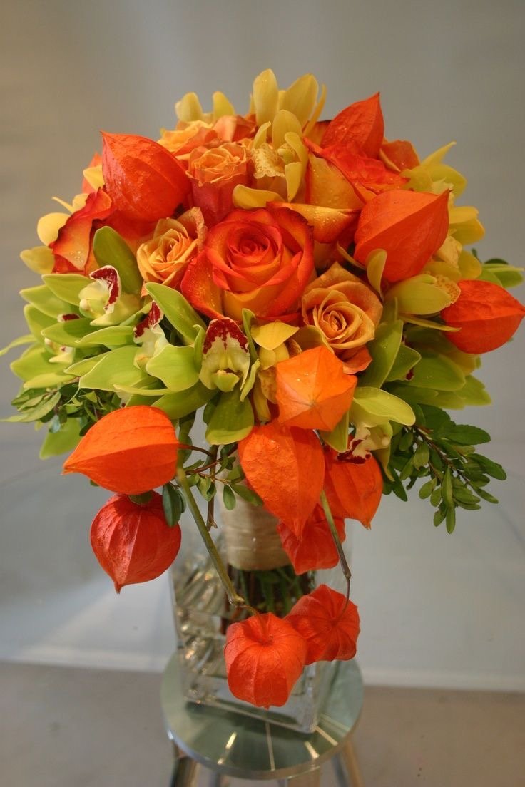 Букет "оранжевый". Цветочная композиция оранжевая. Оранжевые цветы букет. Букет из оранжевых роз. Букет оранжевых цветов