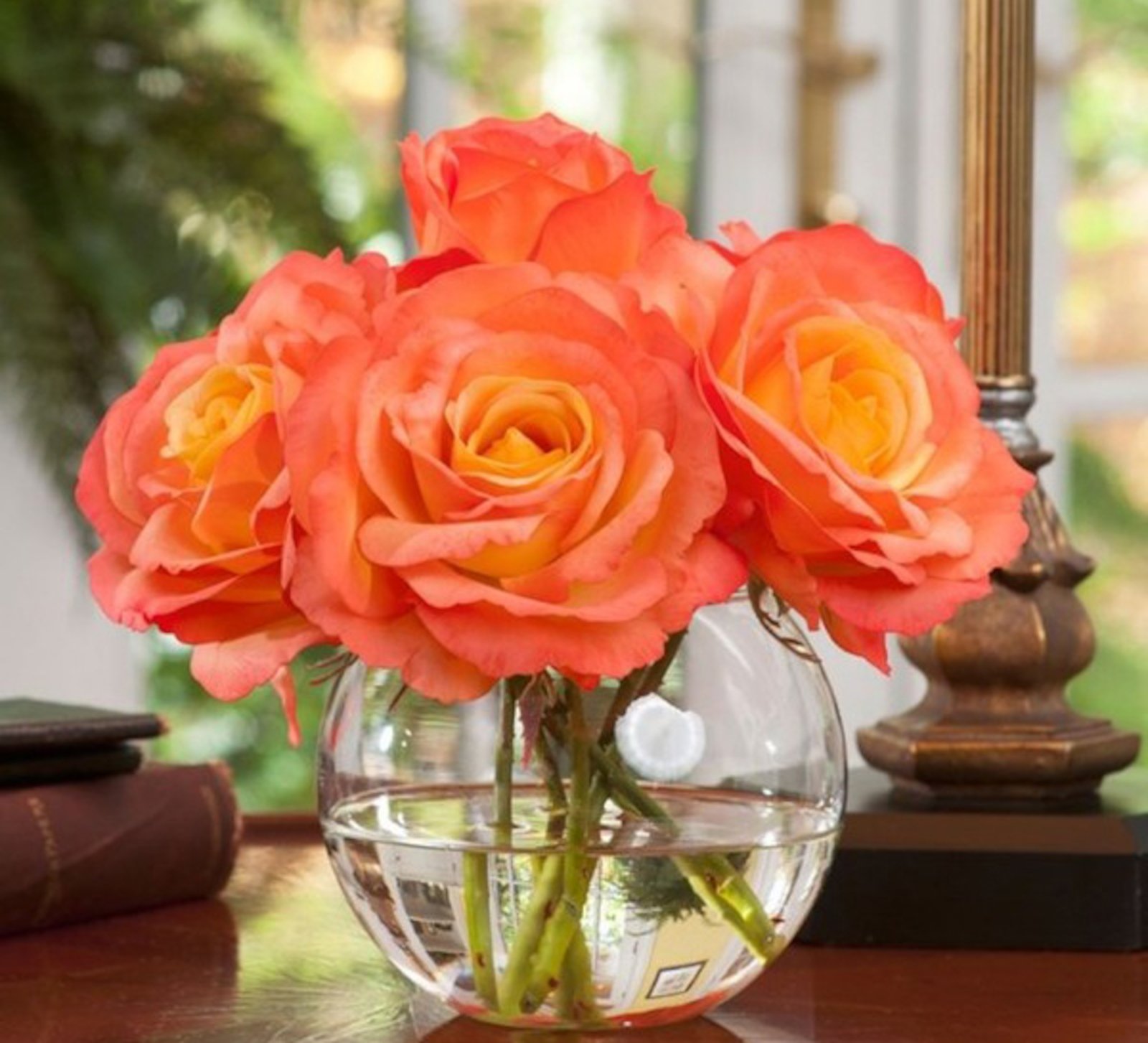 Оранжевые розы в вазе. Ранункулюс оранж. Бугенвиллия оранж Глоу. Цветы в вазе. Розы в вазе.