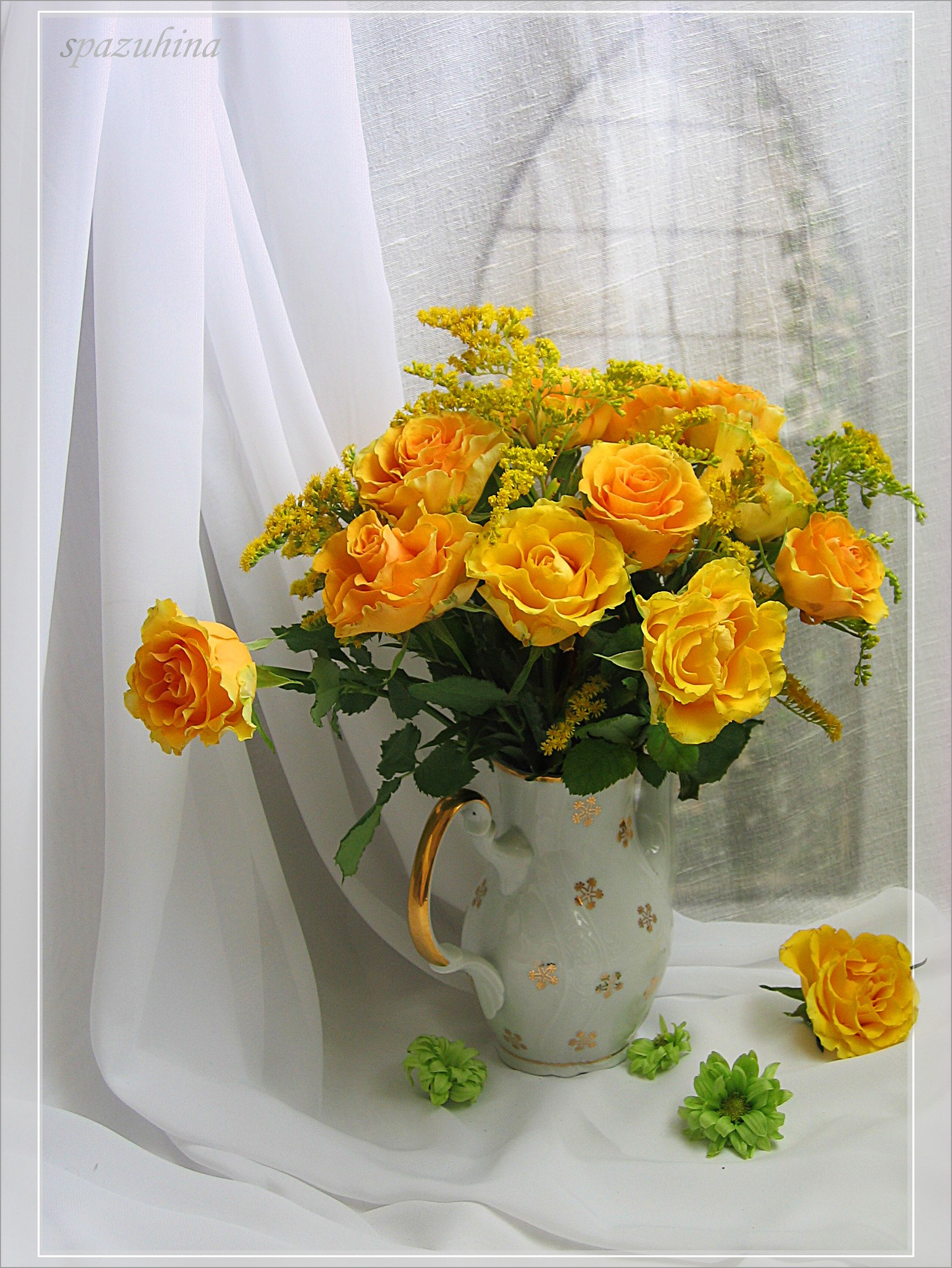 Оранжевые розы в вазе. Желтые цветы в вазе. Букет желтых цветов. Желтые розы. Желтые розы в вазе.