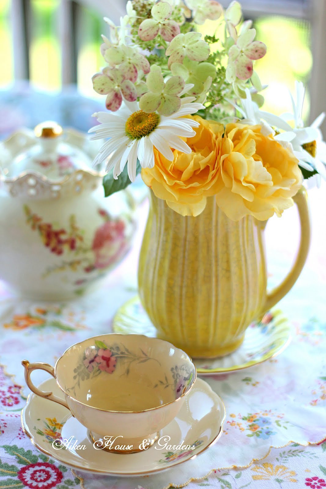 Изысканные чаи. Чаепитие. Цветы в чашке. Красивые чашки. Красивый чай.
