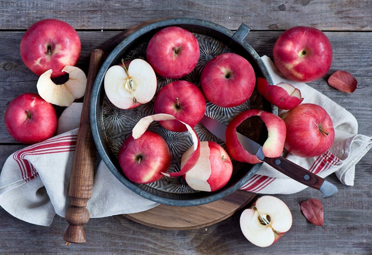 Ела вкусные яблоки. Натюрморт с яблоками. Красивое яблоко. Яблоко на столе. Вкусное яблоко.