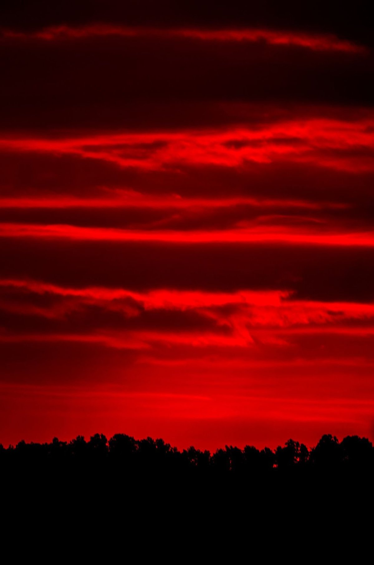 Темно кровавый цвет. Красное небо. Багряный цвет. Красный закат. Красные облака.
