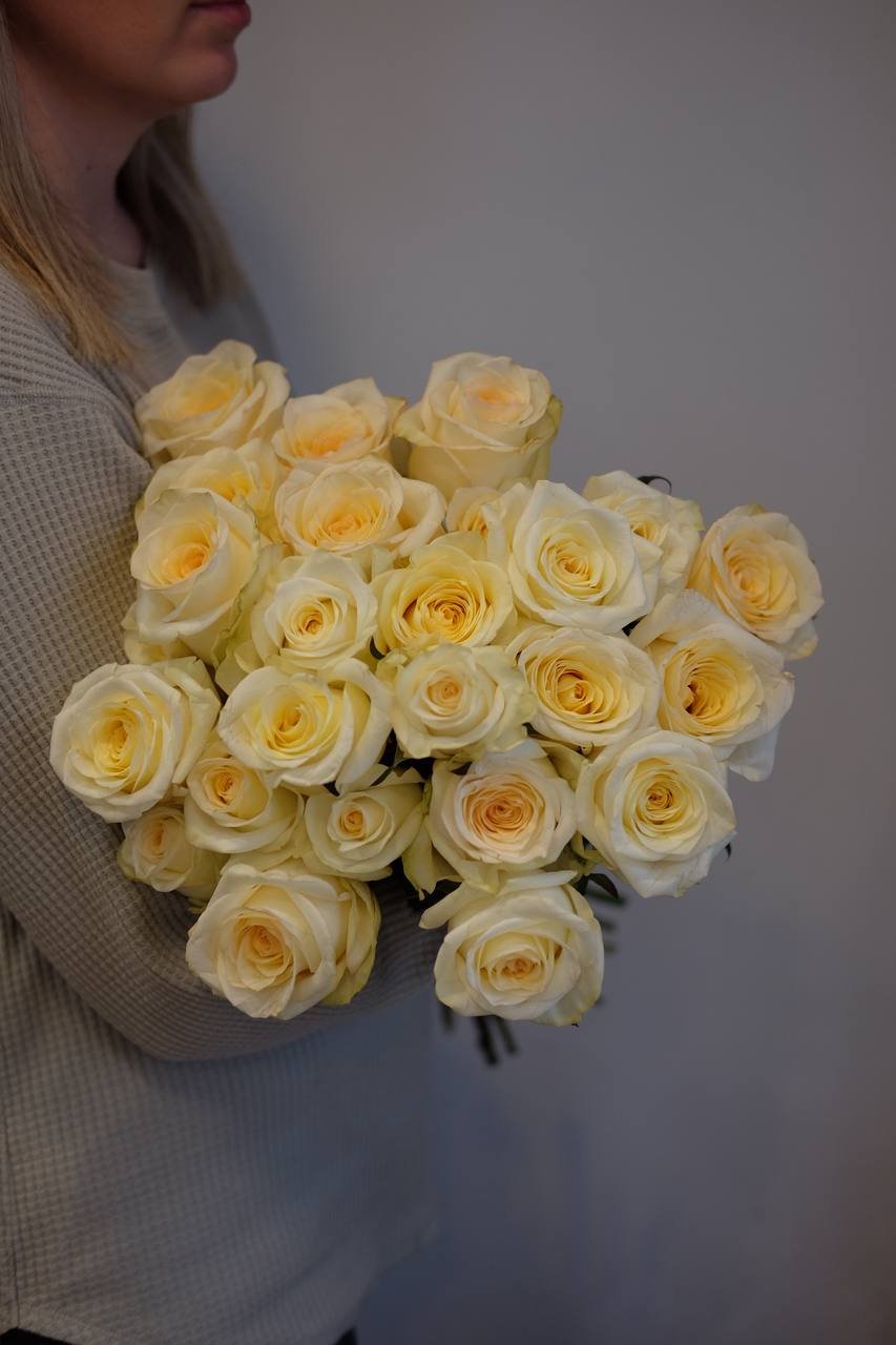 Кенди Лайт букет из 35 роз. Кенди розы бедые.