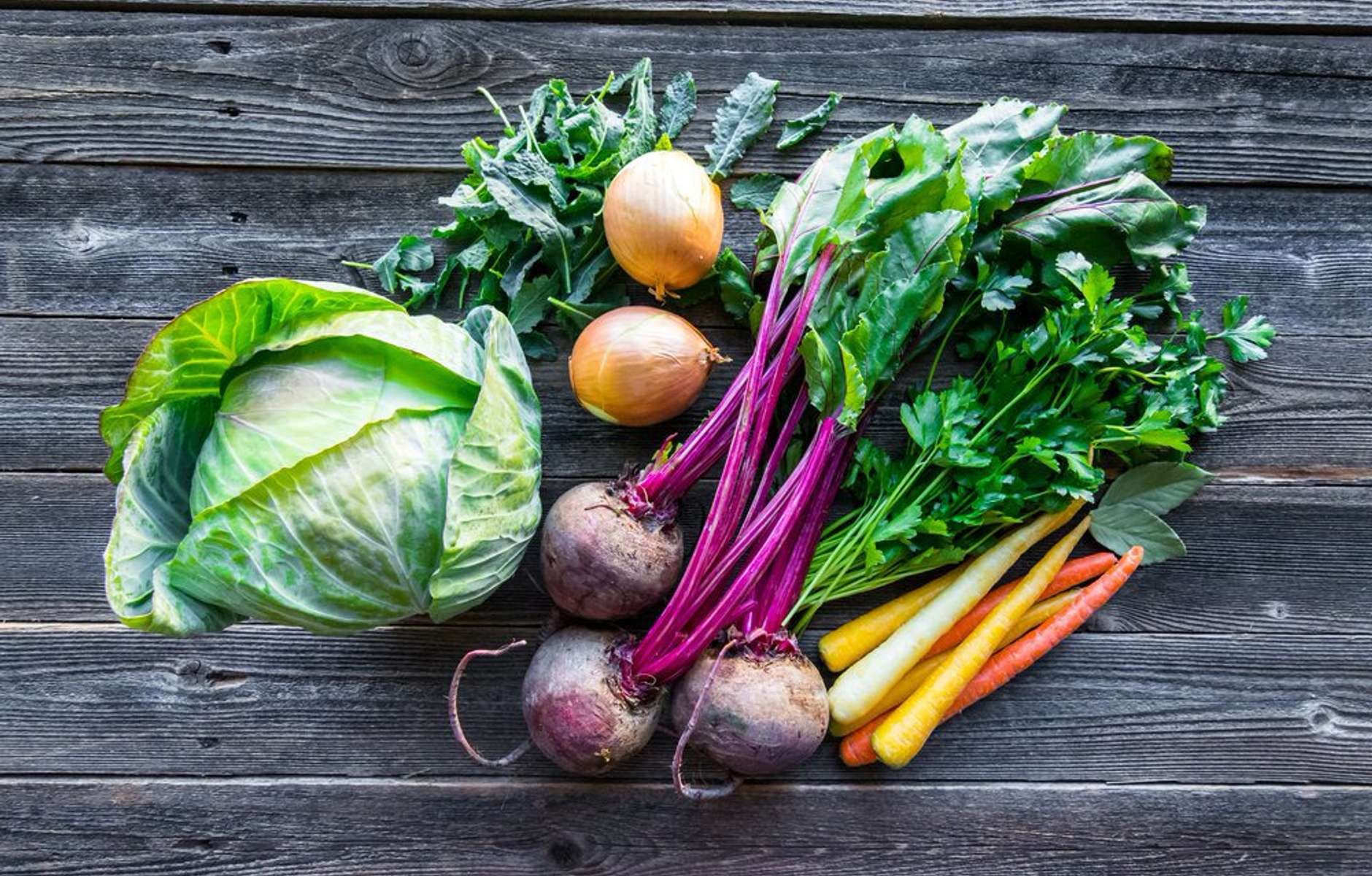 Овощи и зелень. Зелень на столе. Капуста,морковь,свекла. Свежие овощи и зелень. Баклажан сельдерей