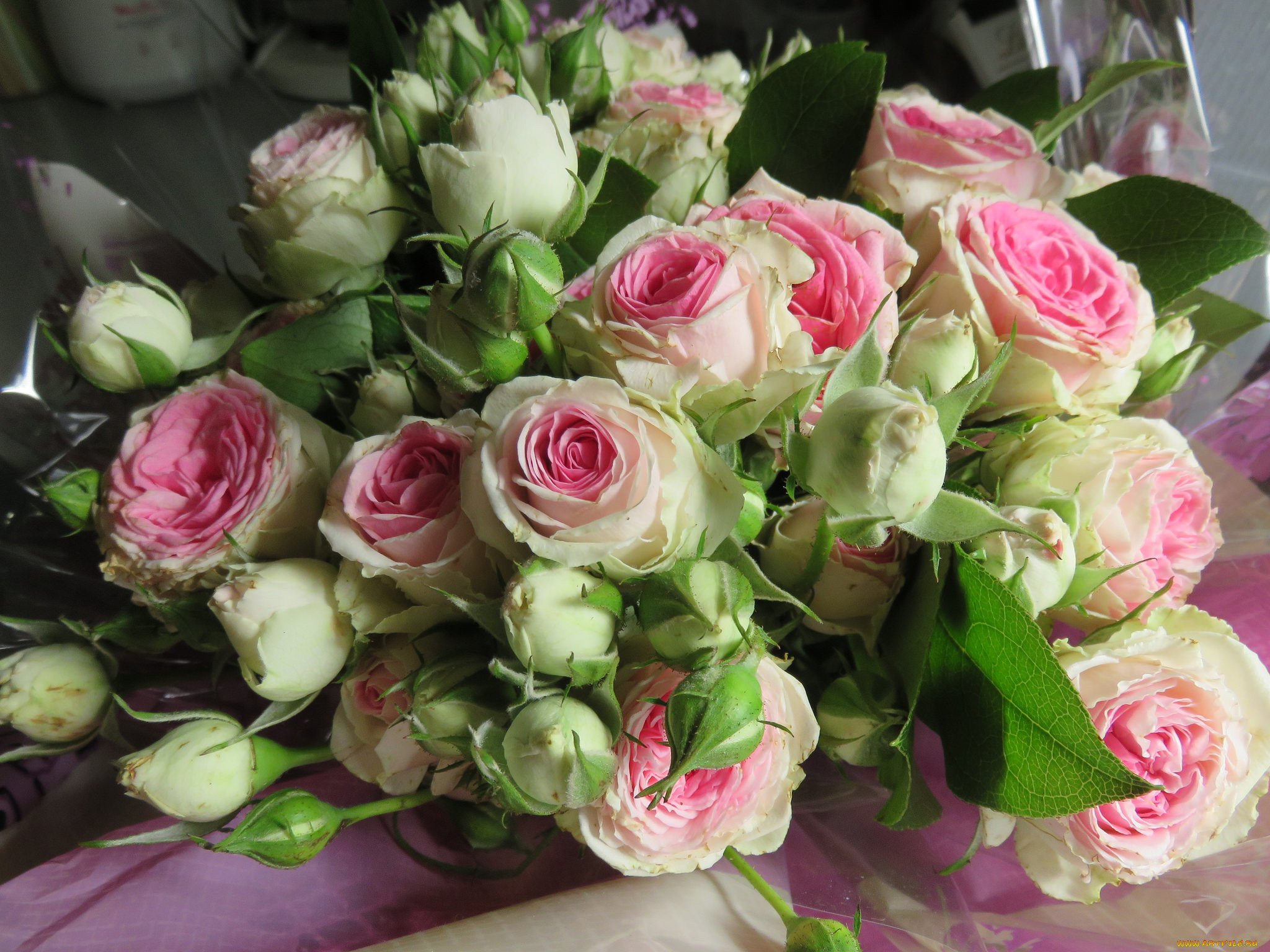 Розовые кустовые розы букет