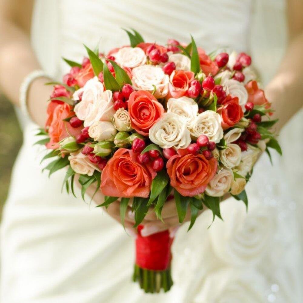 Гиперикум букет невесты. Свадебный букет из кустовой розы. Букет невесты из кустовых роз. Гиперикум персиковый. Бело розовый красный букет
