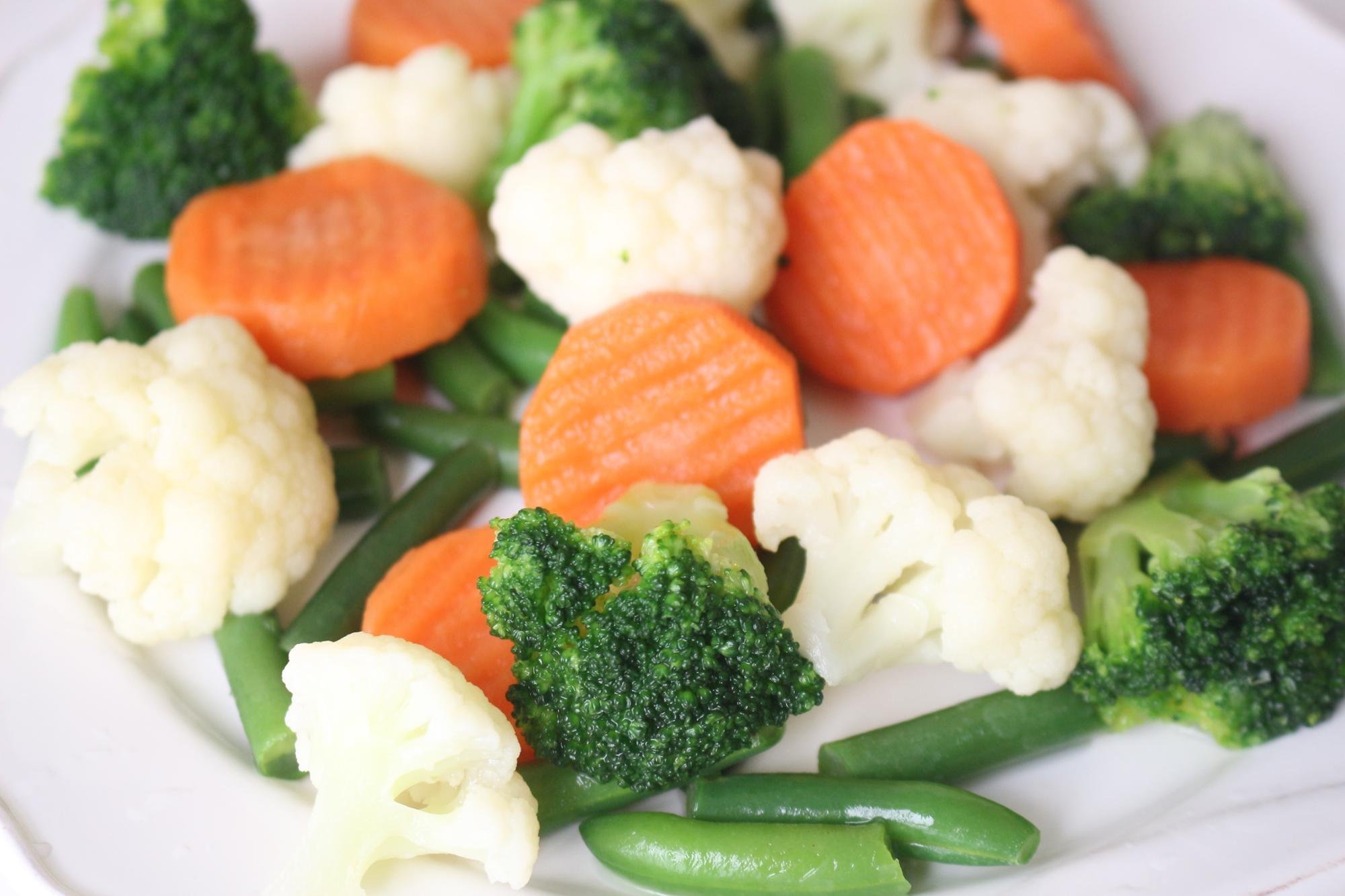Приготовление вареных овощей. Овощная смесь брокколи морковь цветная капуста. Вареные овощи. Овощи на пару. Белый овощ.