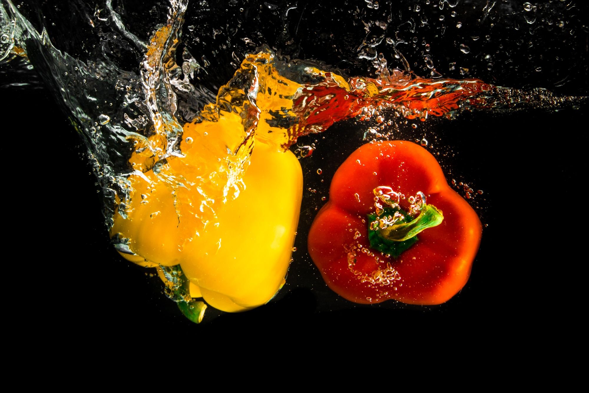 Water pepper. Фрукты в воде. Сочные овощи и фрукты. Фрукты на черном фоне. Овощи в воде.