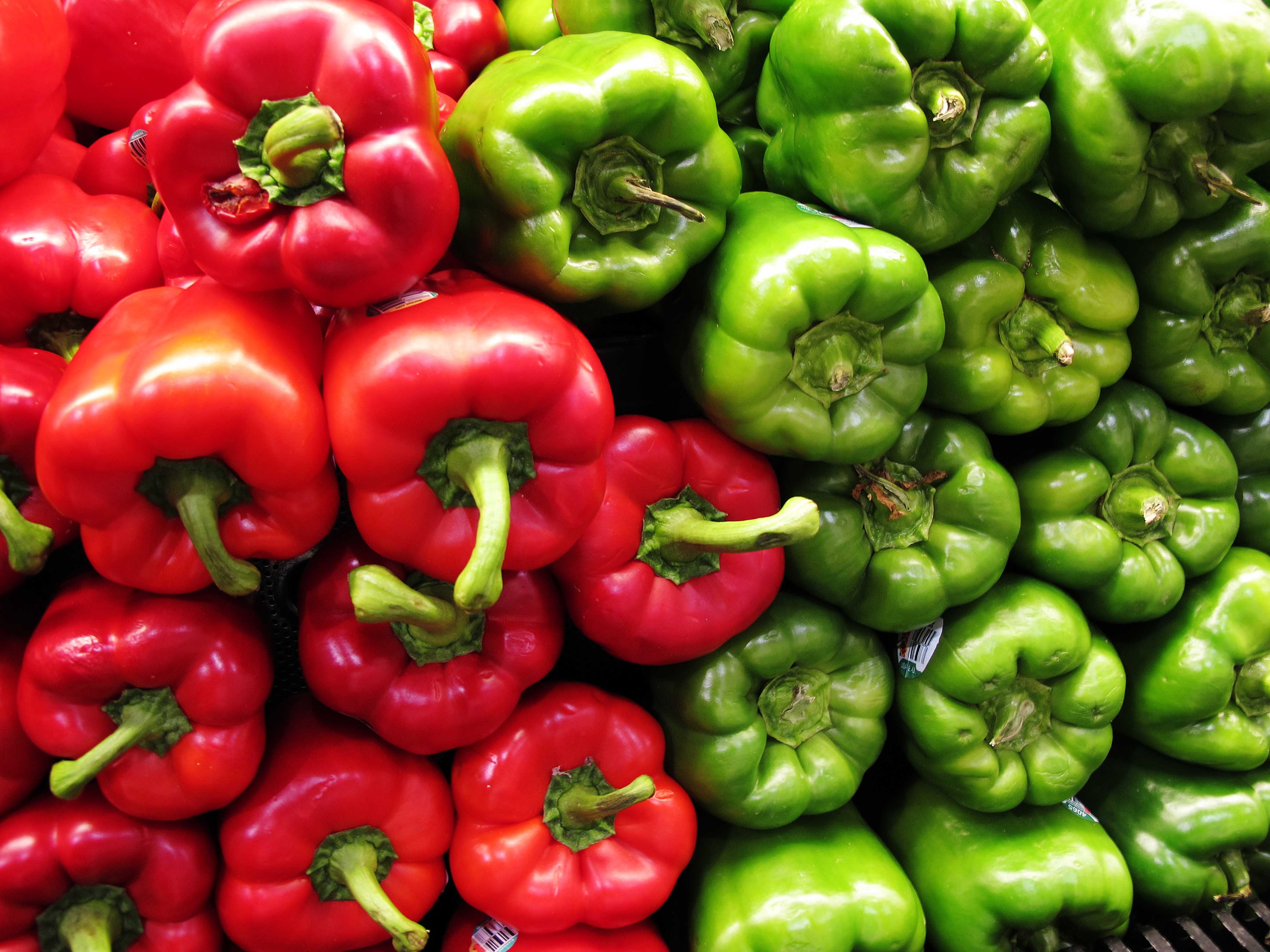 Болгарский перец перец зеленый. Перец зелёный болгарский. Перец красный и зеленый. Перец салатный ~ 550г.