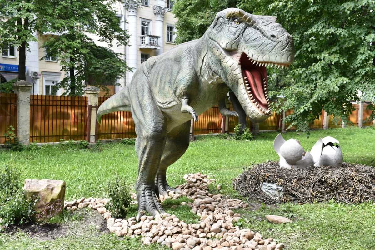 Парк динозавров Ярославль. Парк динозавров в Ярославле на проспекте Ленина.