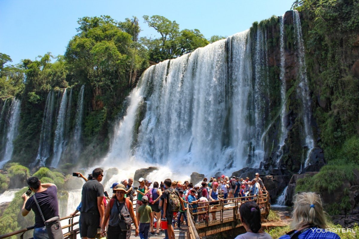 Водопад Игуасу туризм. Водопад Игуасу туристы. Национальный парк Игуасу экскурсия. Аргентина экотуризм. Водопады для туристов