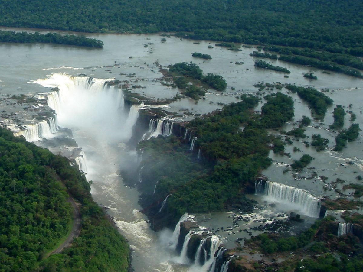 Реки страны бразилия. Бразилия водопады Игуасу. Водопад Игуасу на реке Парана. Река Парана Бразилия. Пуэрто Игуасу Аргентина.