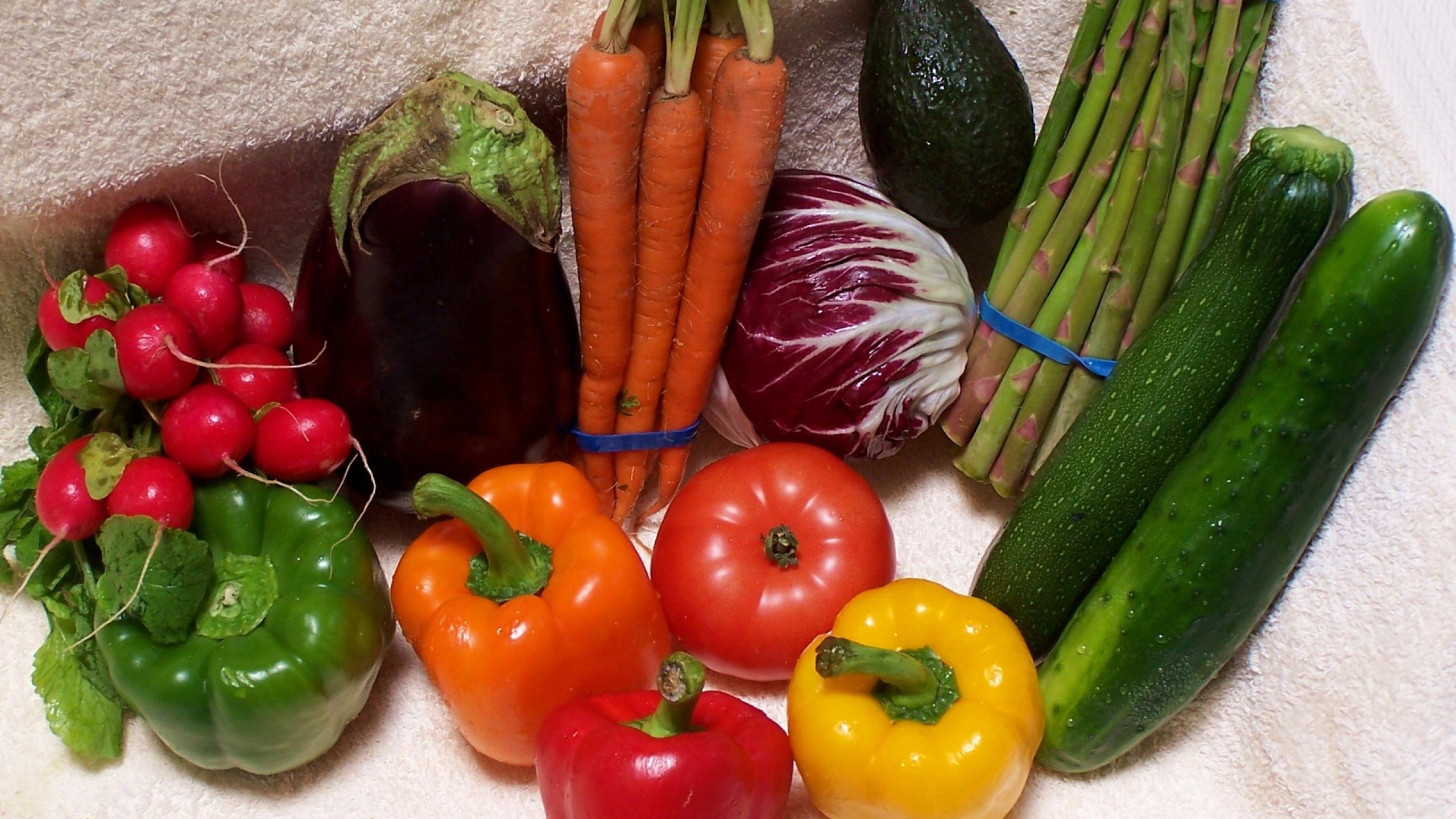 Самый богатый овощ. Овощи. Овощи и фрукты. Овощи разные. Овощи на столе.