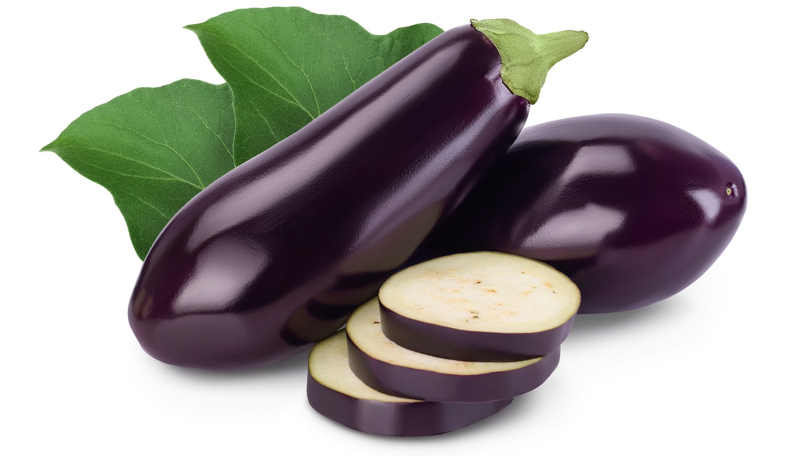 Eggplant или Aubergine. Синий баклажан. Баклажан на белом фоне. Фиолетовые овощи.