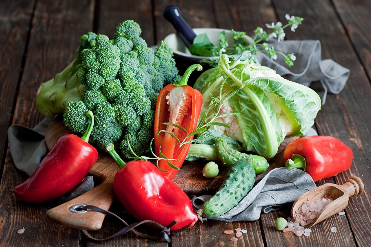Свежие овощи. Красивые овощи. Овощи и зелень. Овощи на столе.