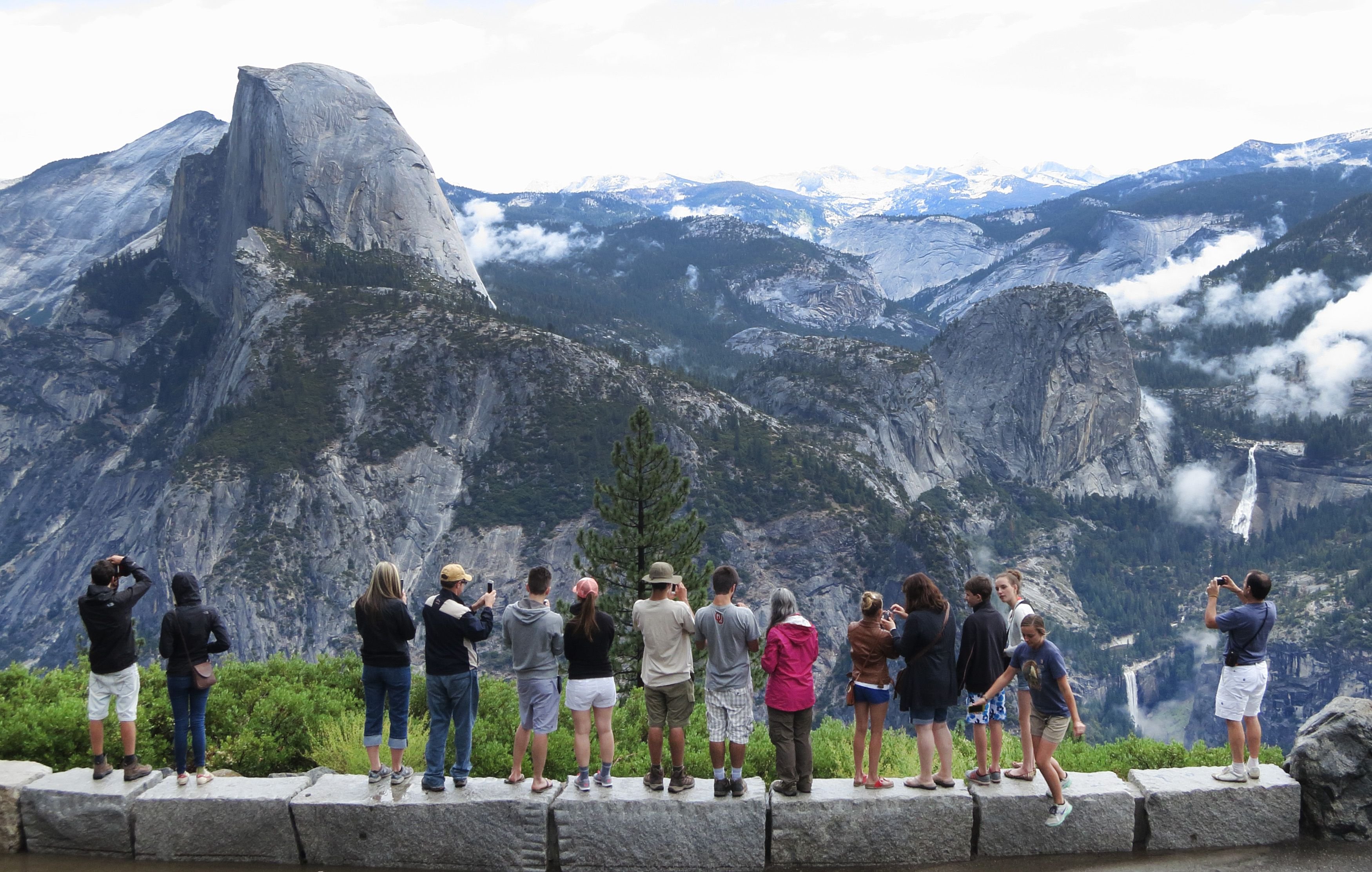 Нац парк Йосемити кемпинг. Глейшер парк туристы. Йосемити туристы. Туристы в национальном парке.