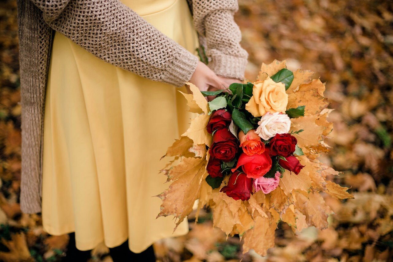 Осень букет роз. Осенний букет. Осенние розы. Розы осень. Осенний букет в руках.