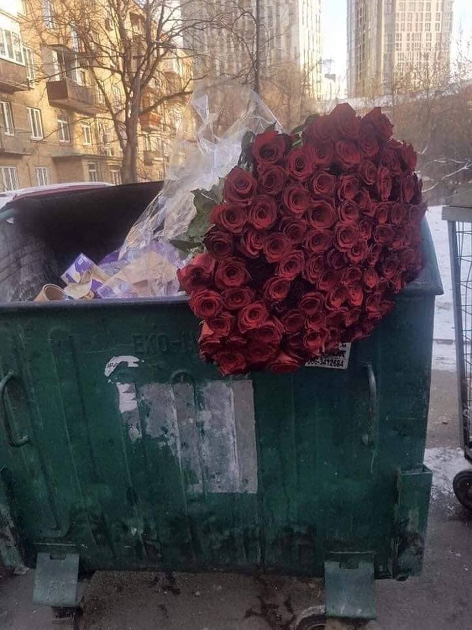 Когда нужен выбрасывают когда не нужен поднимают. Букет роз в мусорке. Выброшенные цветы. Цветы в мусорке зимой. Розы в помойке.