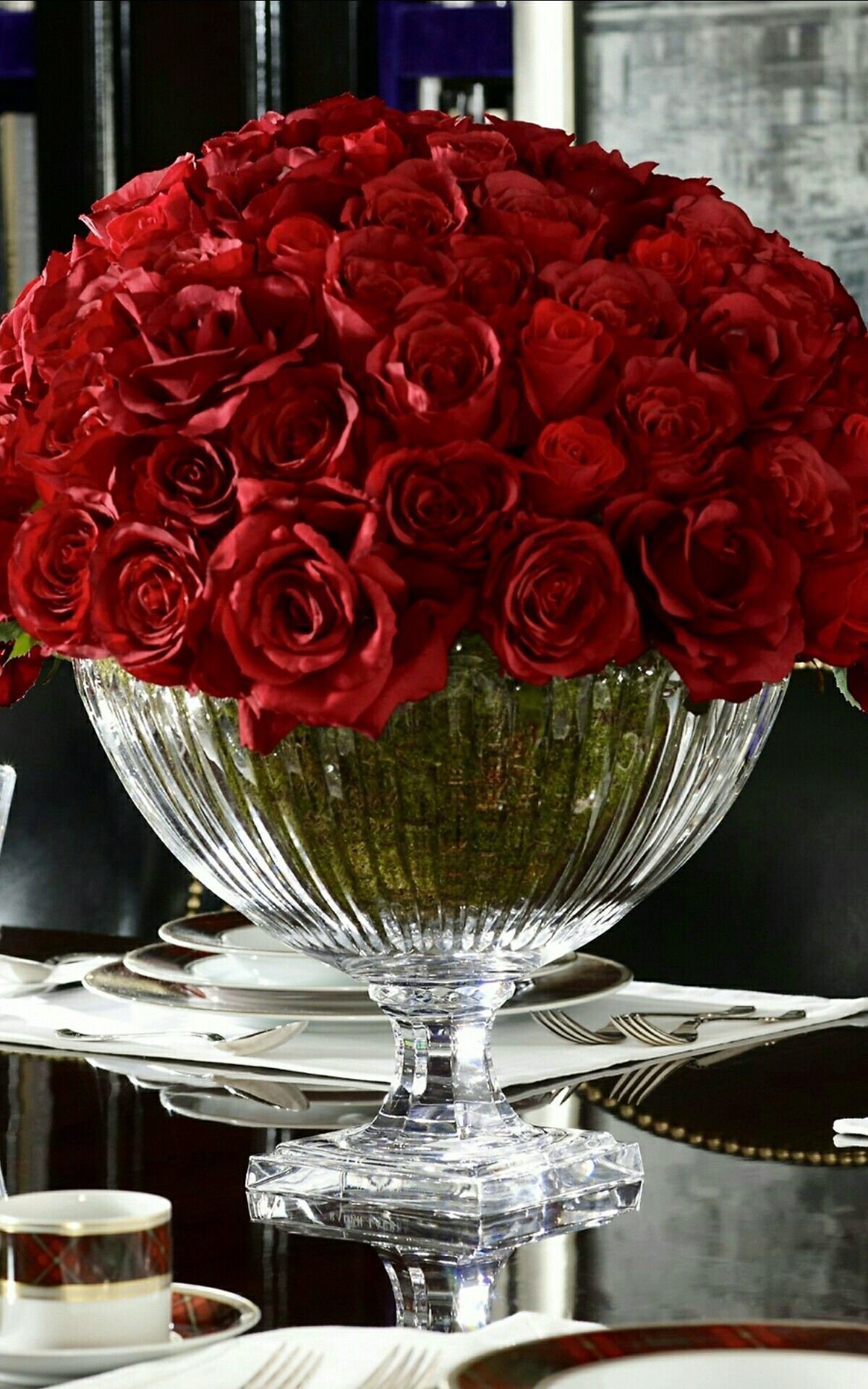 Шикарные цветы. Шикарный букет цветов. Шикарный букет роз. Шикарные красные розы. Букеты роз в вазе на столе