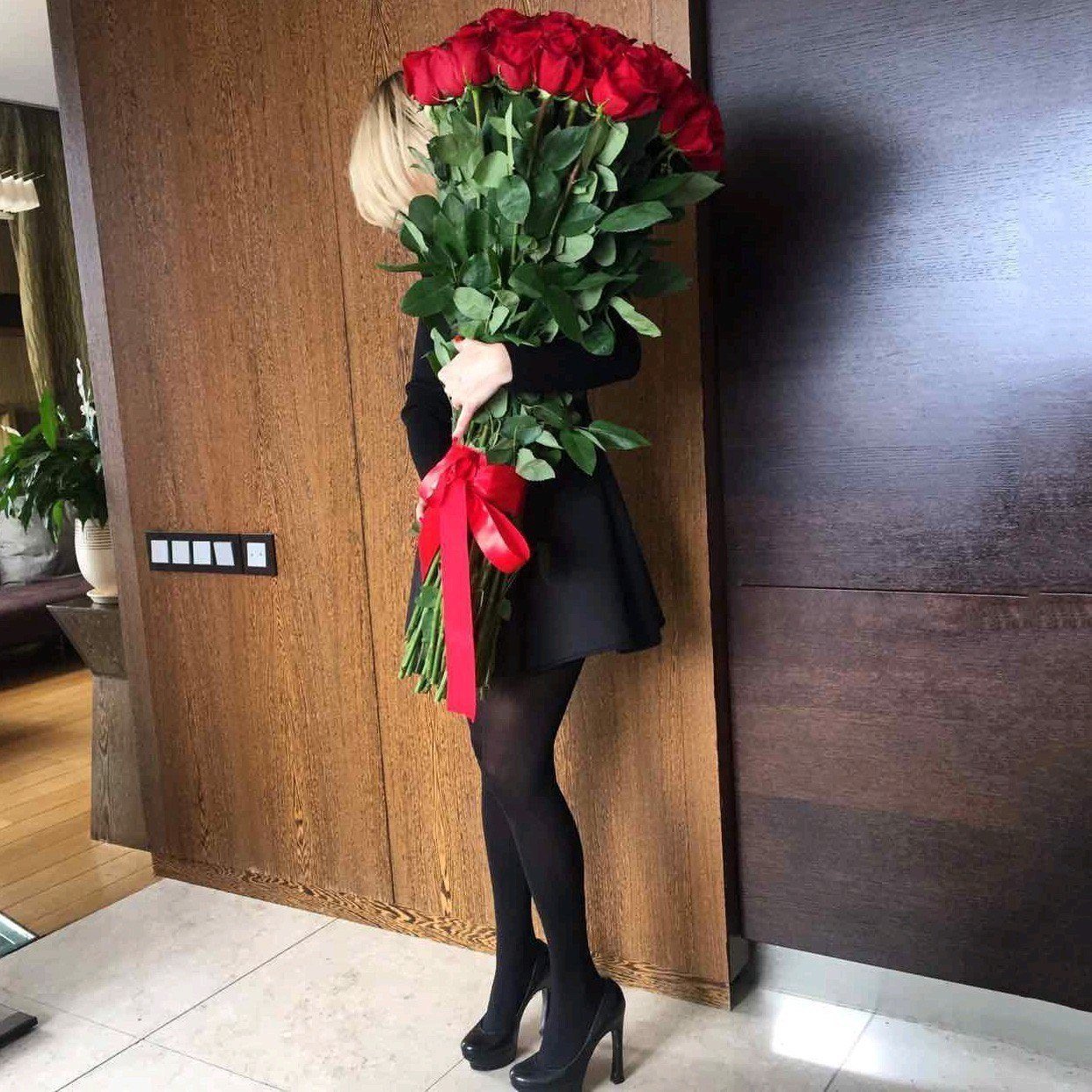 Эквадор красные метровые розы 19 штук. Длинные розы. Гигантские розы. Букет длинных роз. Розы на длинной ножке