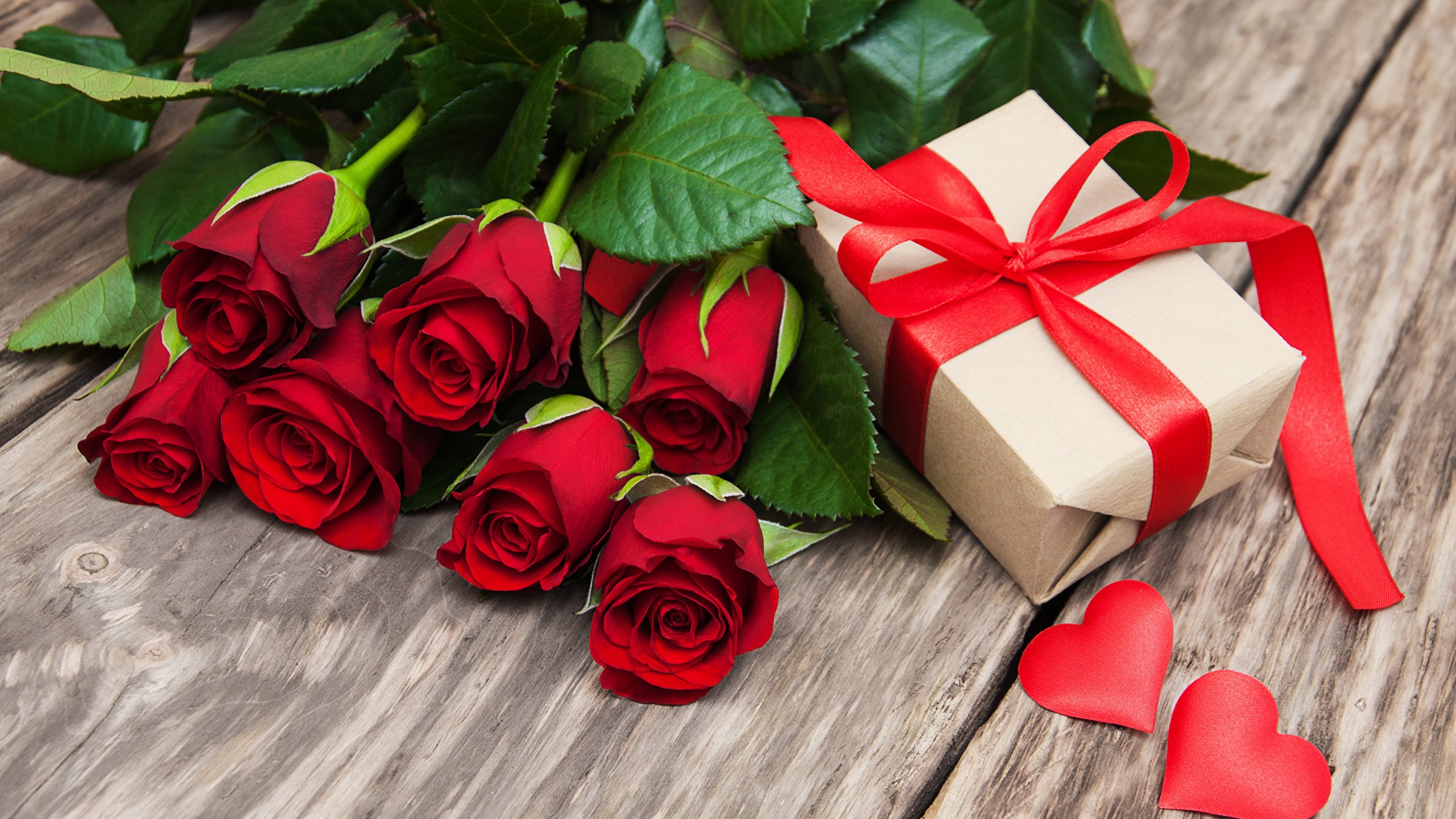 Шикарные подарки и цветы. Цветы в подарок. Букет роз подарок. Красные розы. Valentine's roses