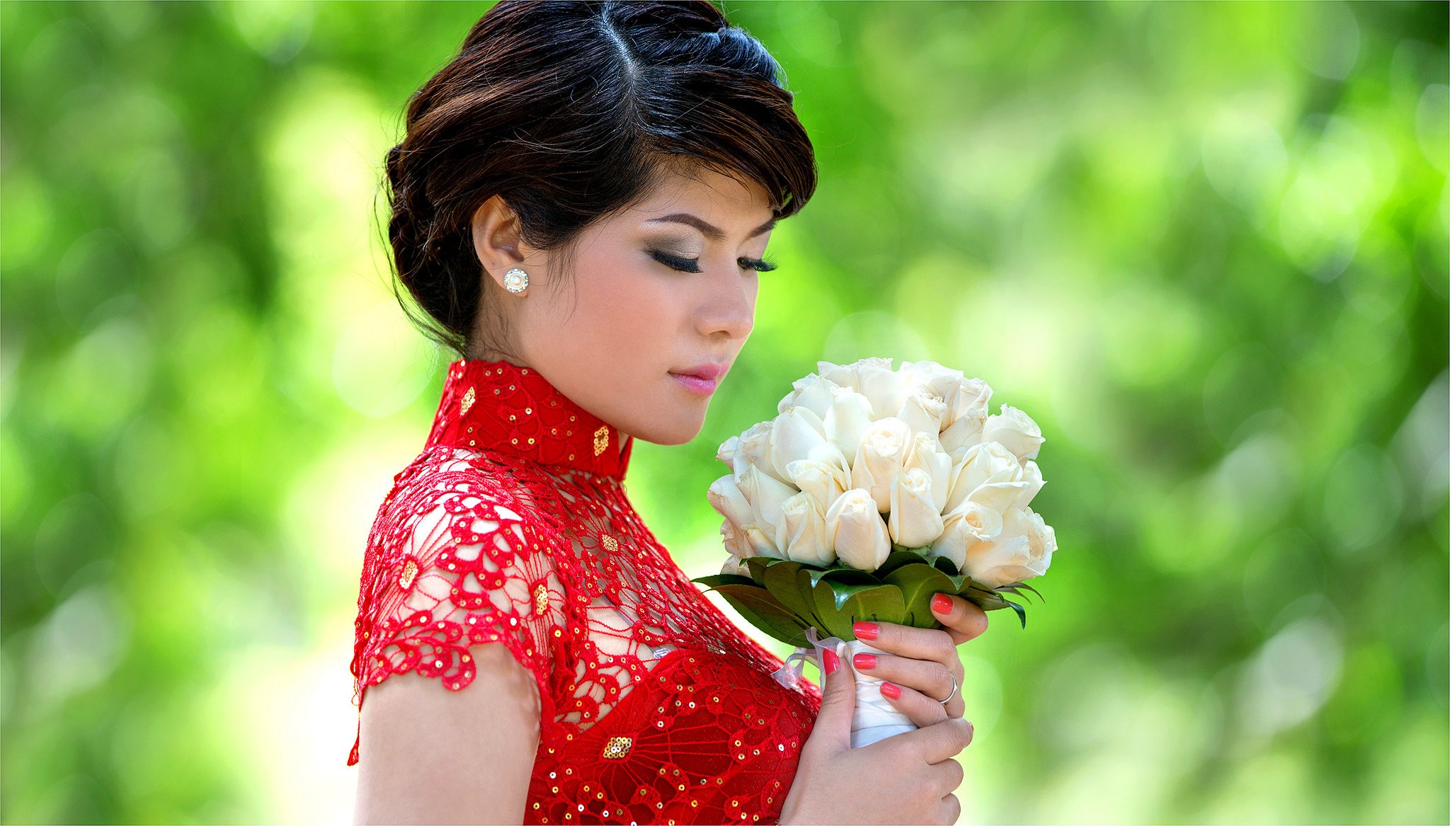 Узбекские розы. Женщина с цветами. Букет цветов для девушки. Букет "женщине". Красивая женщина с цветами.
