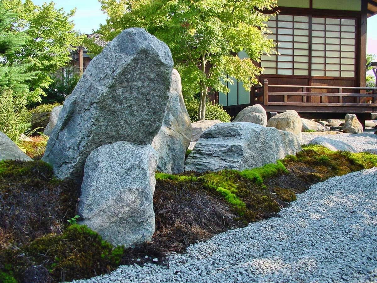 Камень пон. Японский Каменистый сад. Японский рокарий. Скандинавский рокарий. Валунный камень в ландшафте.