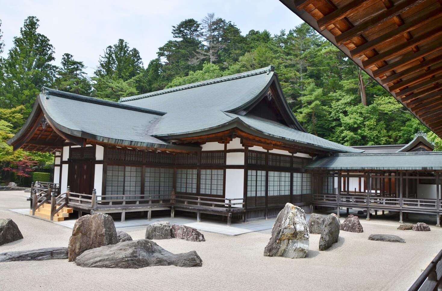 Г п японии. Храм рёан-дзи в Японии. Сад камней храма Рёандзи Япония. Сад монастыря Рёандзи в Киото. Храм Реандзи в Киото.