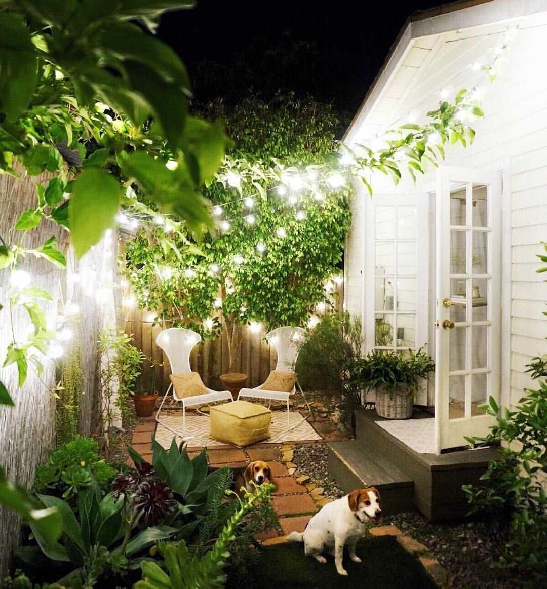 Очень красивый двор. Уютный дворик с садом. Интерьер сада. Уютный уголок в саду. Красивый внутренний дворик.
