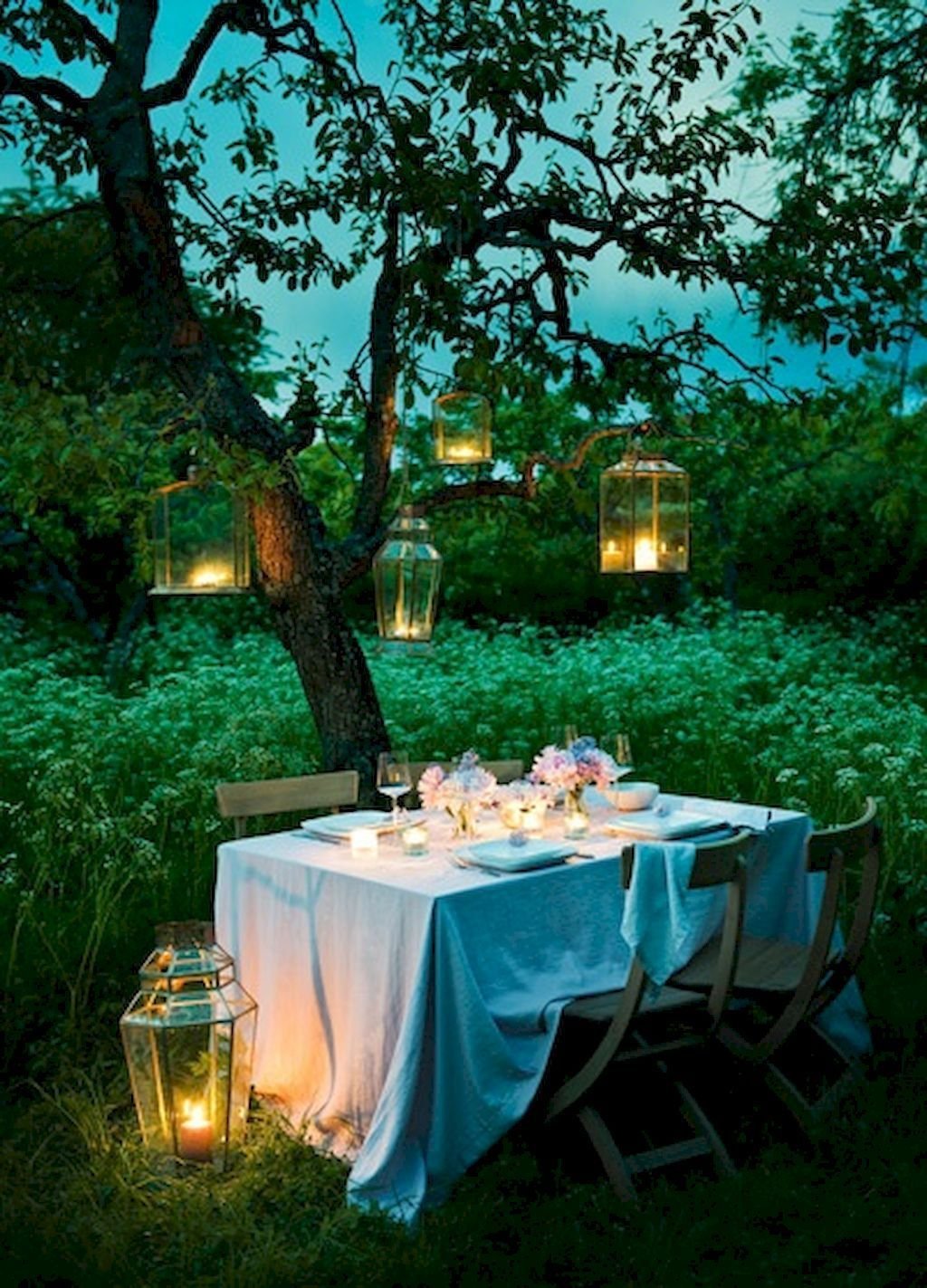 Романтический стол. Романтический ужин в лесу. Романтический пикник в лесу. Романтичное место. Ужин в лесу