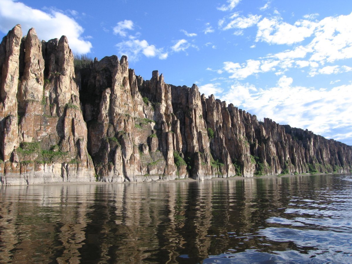 Какие есть природные парки. Национальный парк “Ленские столбы”, Якутия. Река Лена Ленские столбы. Каменный лес на реке Лена. Река Лена Якутия Ленские столбы.