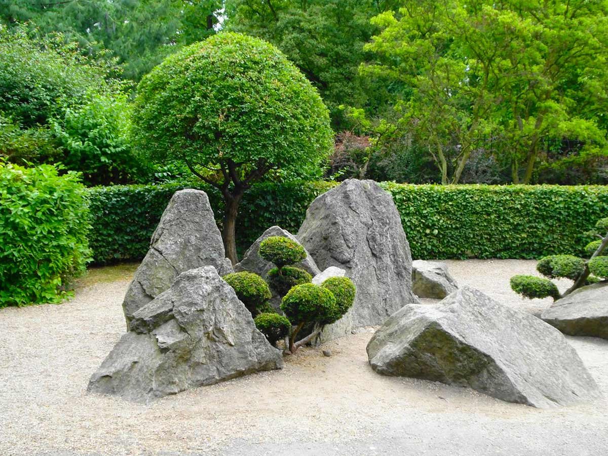 Японские камни купить. Японский рокарий. Японский Каменистый сад. Сад Годердзи каменный сад. Валунный камень в ландшафте.