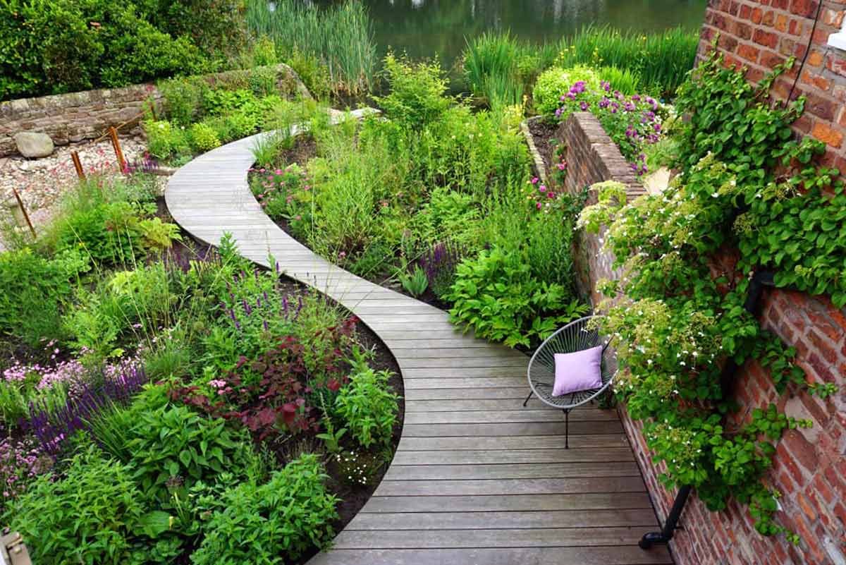 Вокруг плавно. Джуди Пирс ландшафтный дизайнер. Извилистая дорожка в саду ландшафтные. Экостиль в ландшафте. Дэн Пирсон ландшафтный дизайнер.