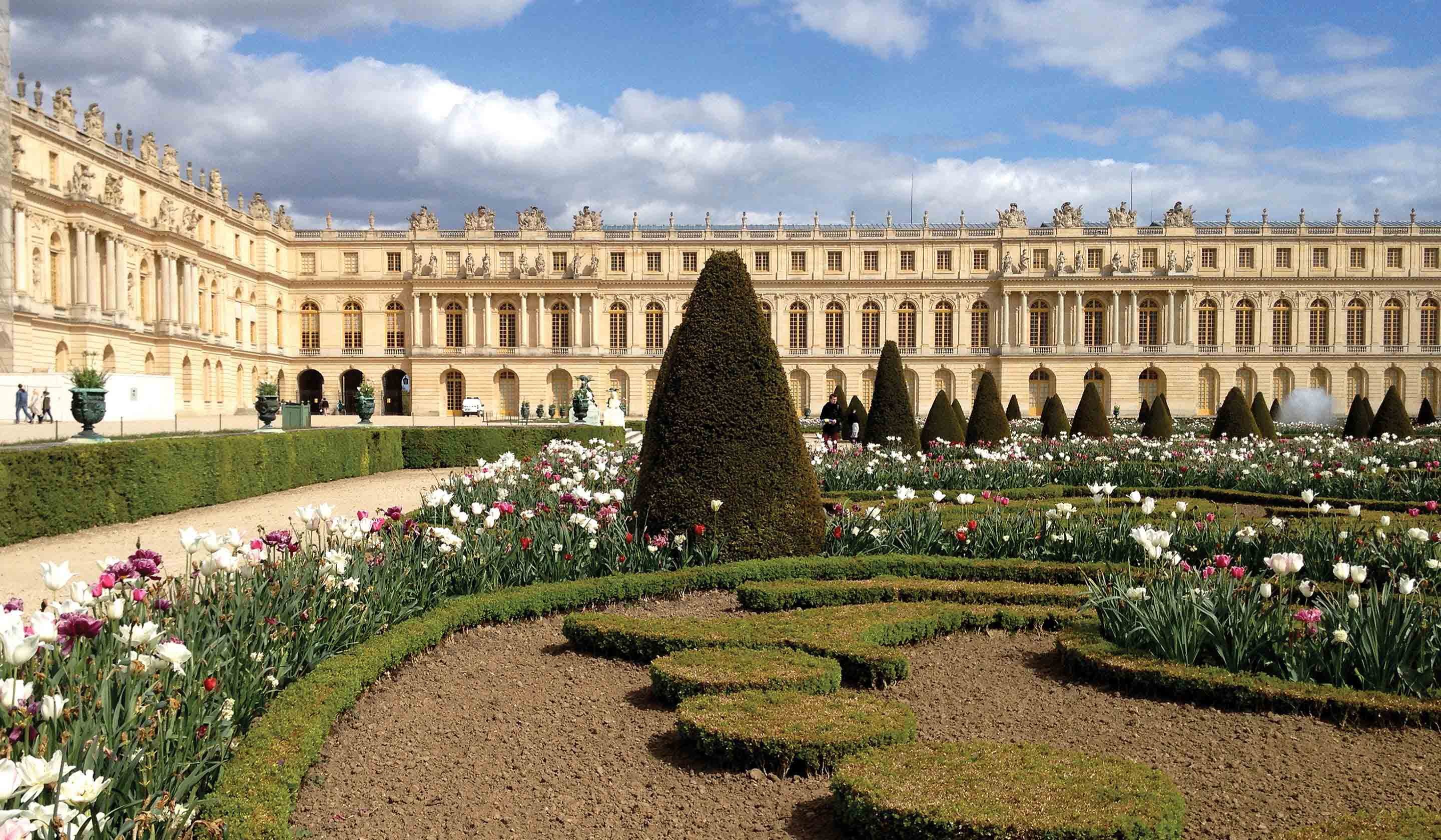 Chateau de versailles. Версальский дворец и парк. Версальский дворец Версаль Франция. Версальский дворец Версаль классицизм. Дворцово парковый ансамбль Версаль в Париже.