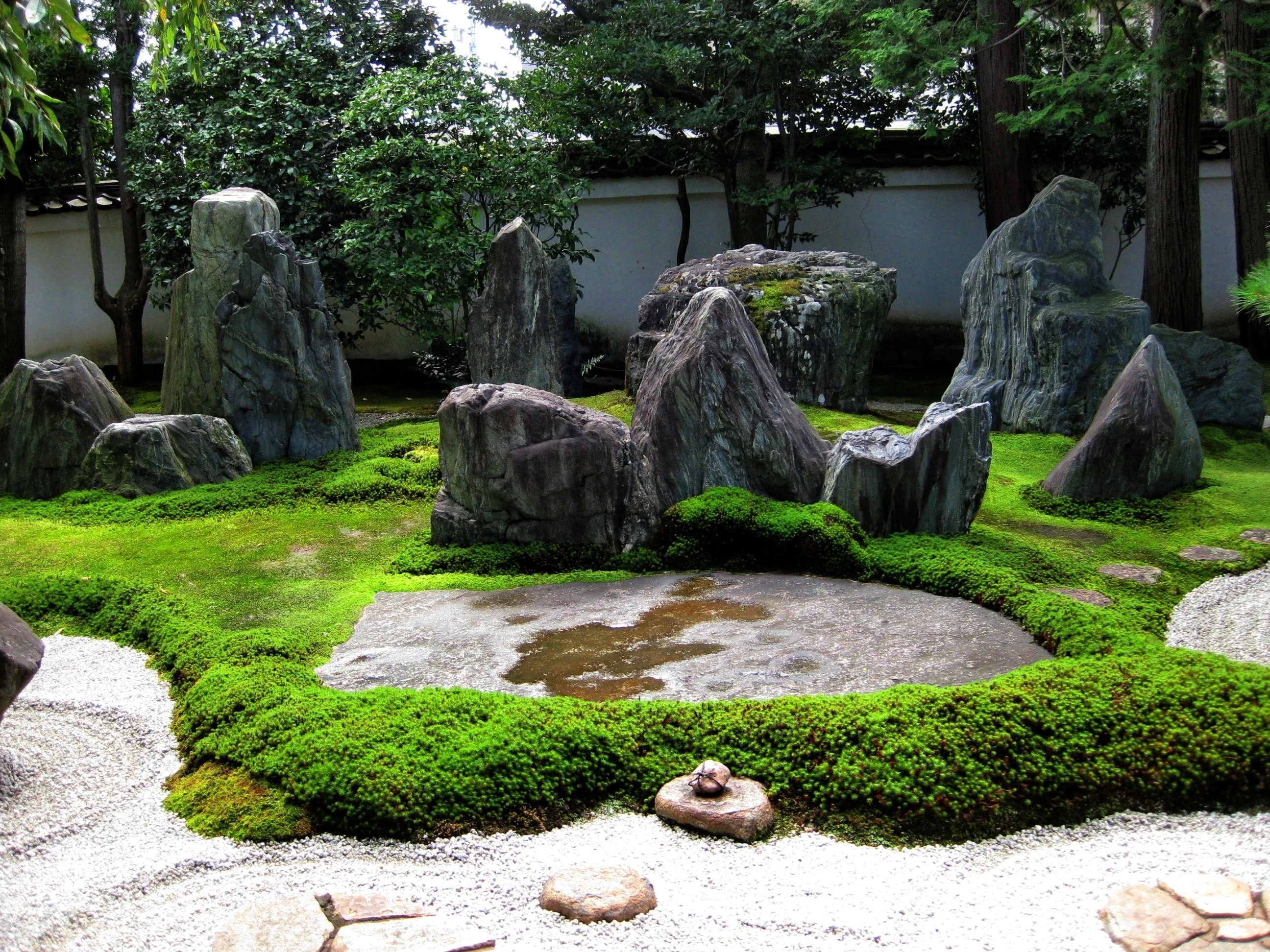 Сад самоцветов. Каменный сад японский сад. Парк камней в Киото. Рокарий сад бонсай Южная Корея. Японские ворота Тирии дзен сад.